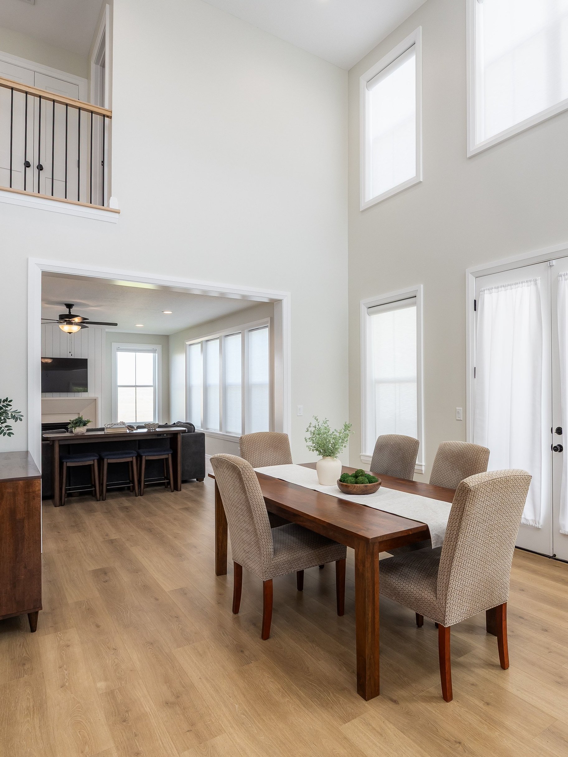  Impeccably Maintained Home with Mountain Views & Four-Car Garage - 物件實景