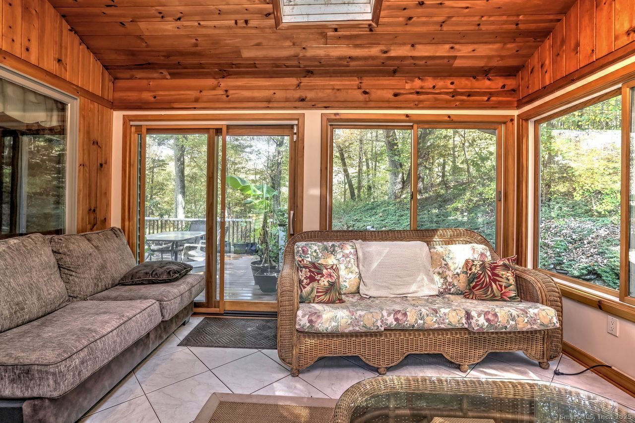 Woodbridge, Connecticut, 06525, United States, 3 Bedrooms Bedrooms, ,2 BathroomsBathrooms,Residential,For Sale,1989444