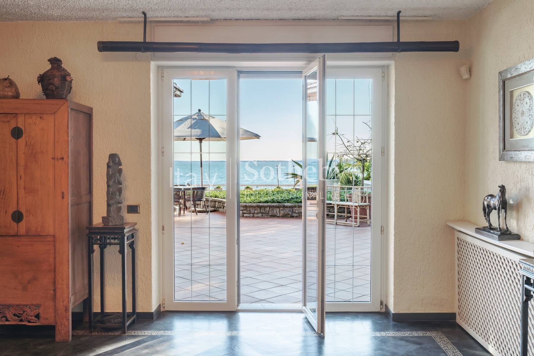  Prestigious lakefront estate with private boathouse and dock - 物件實景