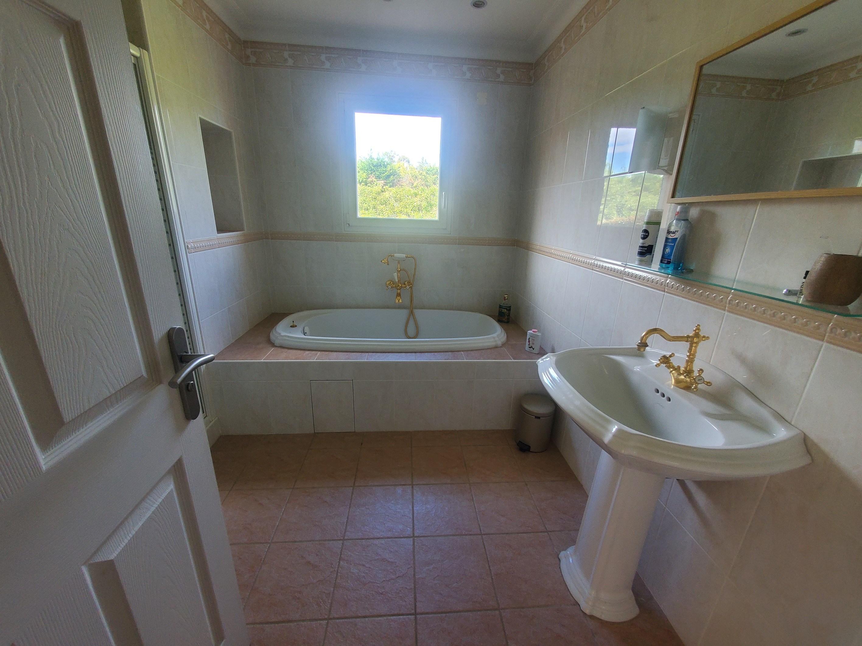  Elegant Single-Level Property on 5,000 sqm Landscaped Grounds with Pool and Com… - 物件實景