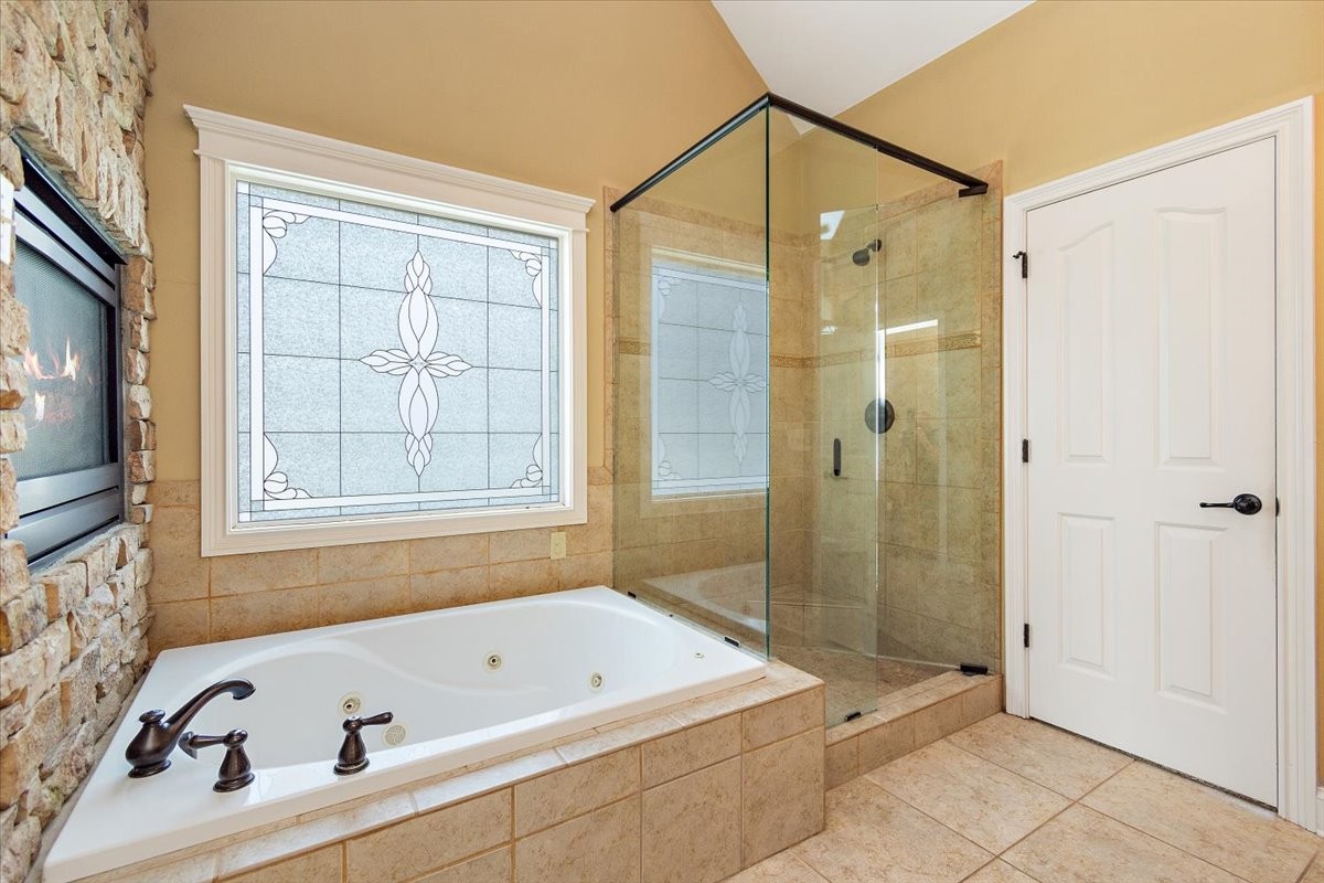 Clarksville, Tennessee, 37043, United States, 4 Bedrooms Bedrooms, ,4 BathroomsBathrooms,Residential,For Sale,1933080