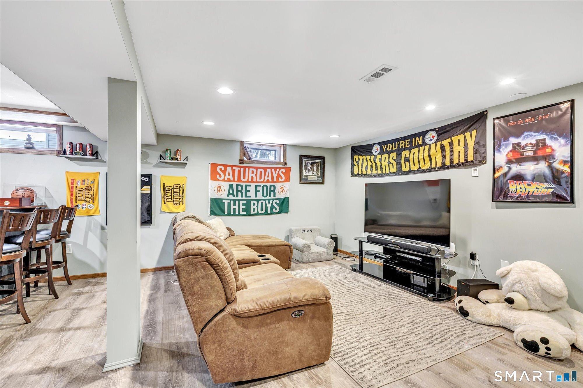 Milford, Connecticut, 06461, United States, 3 Bedrooms Bedrooms, ,3 BathroomsBathrooms,Residential,For Sale,2012517