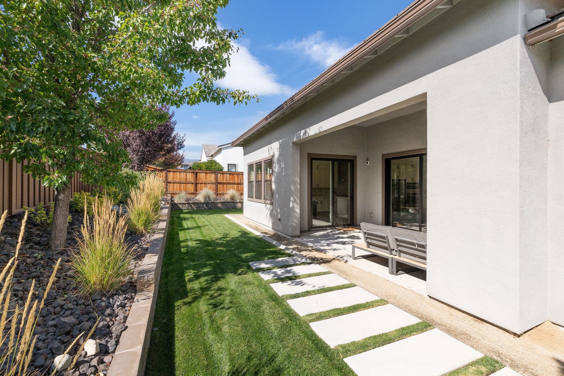  High ceilings, beautiful finishes, and privacy define this modern home - 物件實景
