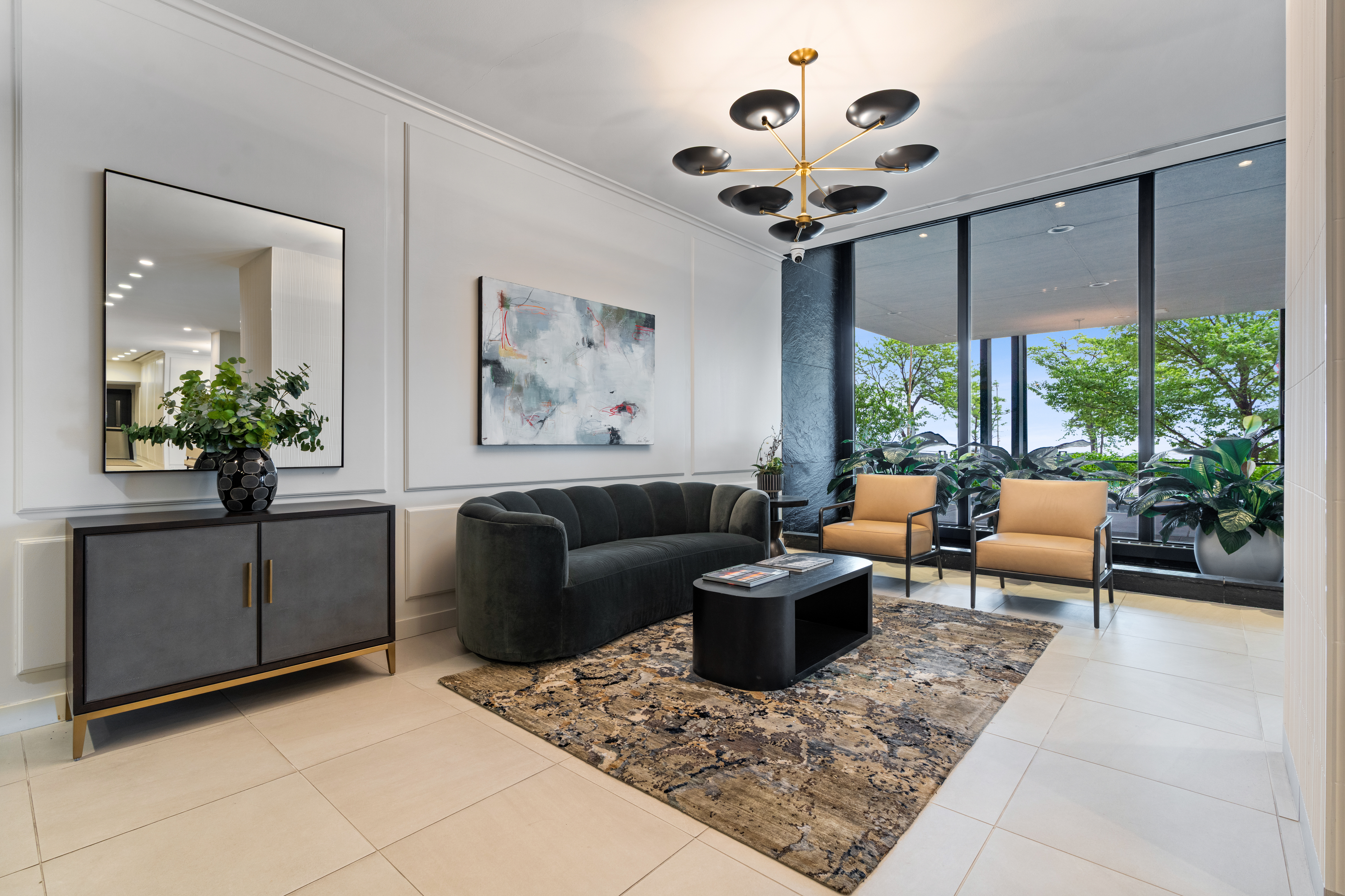  Enjoy Turnkey Lakefront Living in a Well-Established Gold Coast Building - 物件實景