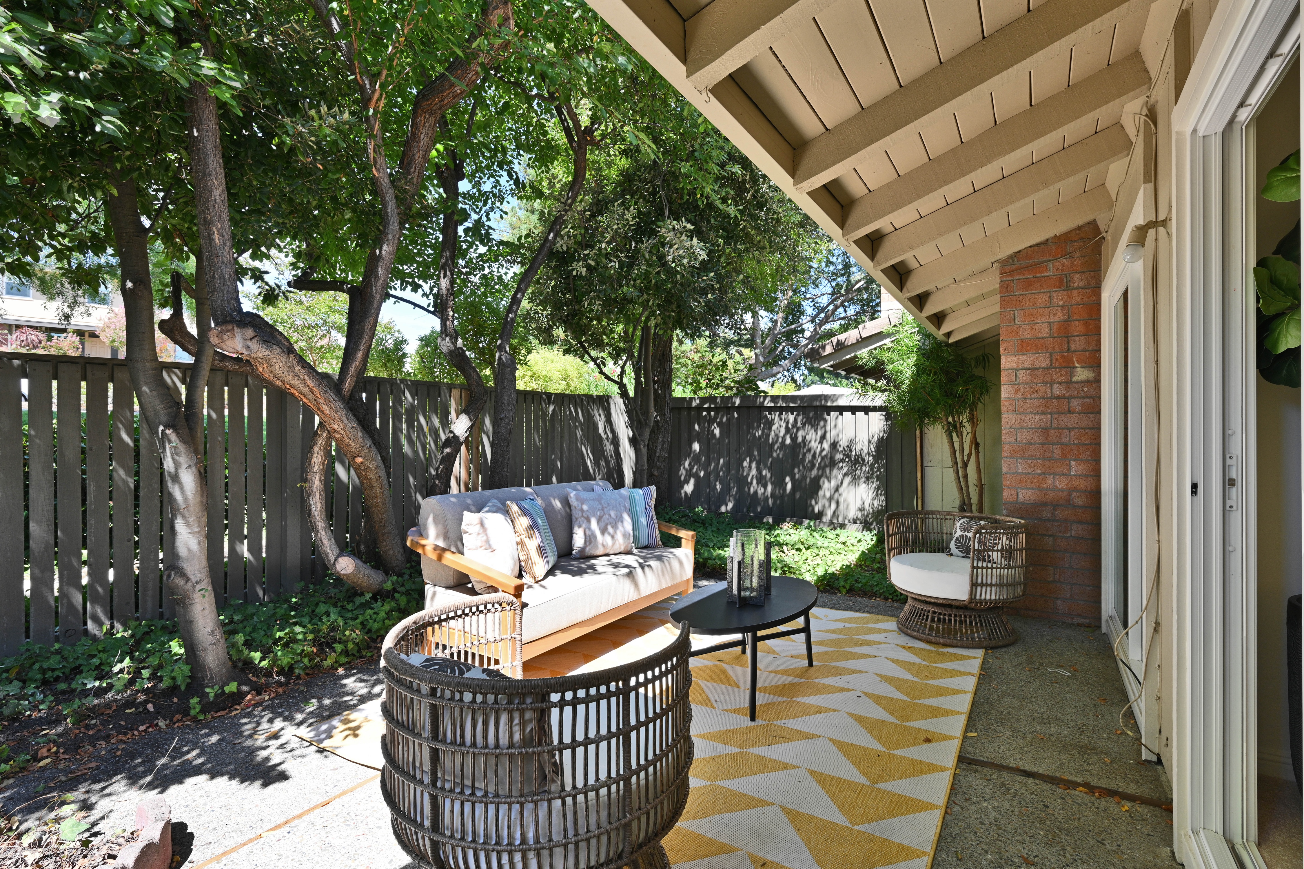  Charming Rolling Green Townhome with Distinctive Character - 物件實景