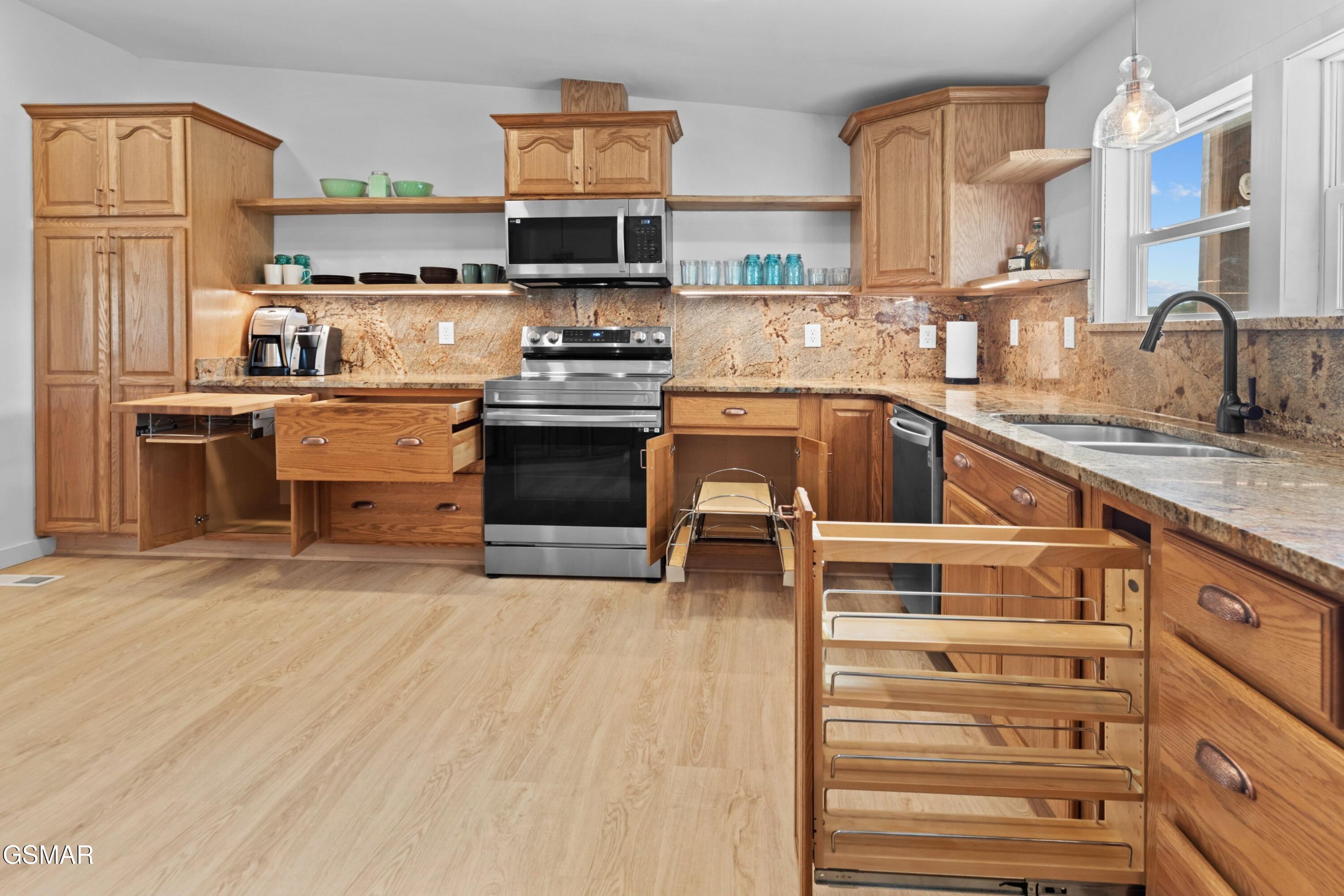 Dandridge, Tennessee, 37725, United States, 3 Bedrooms Bedrooms, ,2 BathroomsBathrooms,Residential,For Sale,1982636