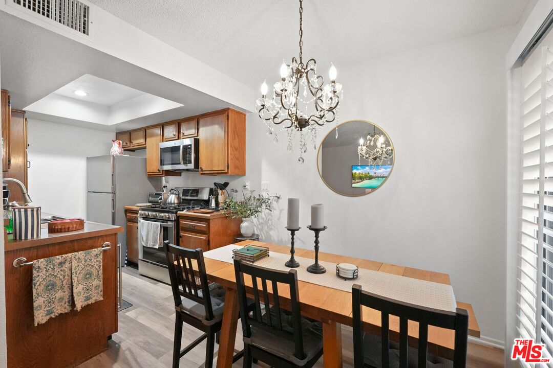 Reseda, California, 91335, United States, 2 Bedrooms Bedrooms, ,3 BathroomsBathrooms,Residential,For Sale,1995543