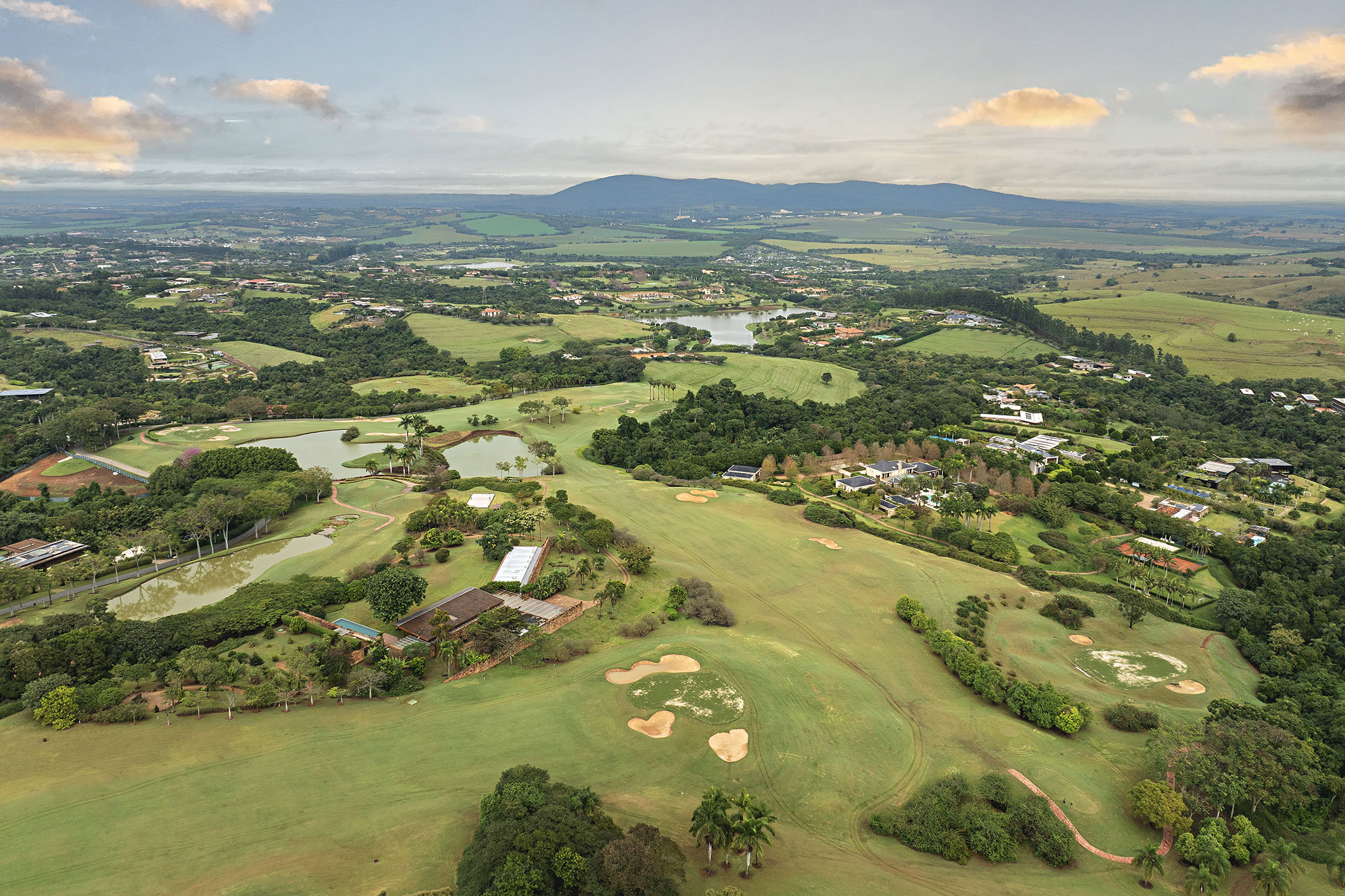  Farmhouse-Style Residence with Permanent Views of the Golf Course - 物件實景