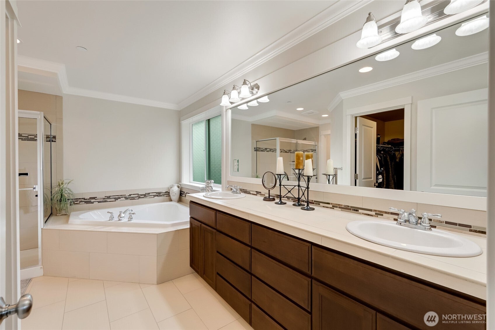 Lynnwood, Washington, 98037, United States, 5 Bedrooms Bedrooms, ,4 BathroomsBathrooms,Residential,For Sale,1979016