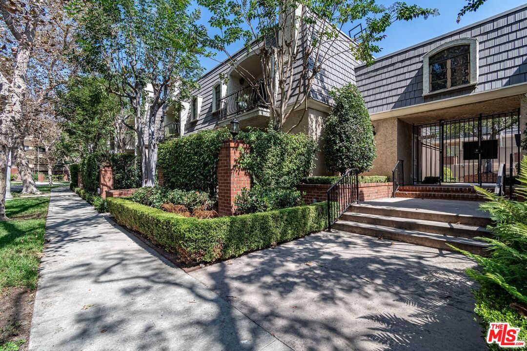 Los Angeles, California, 90004, United States, 2 Bedrooms Bedrooms, ,3 BathroomsBathrooms,Residential,For Sale,1940175
