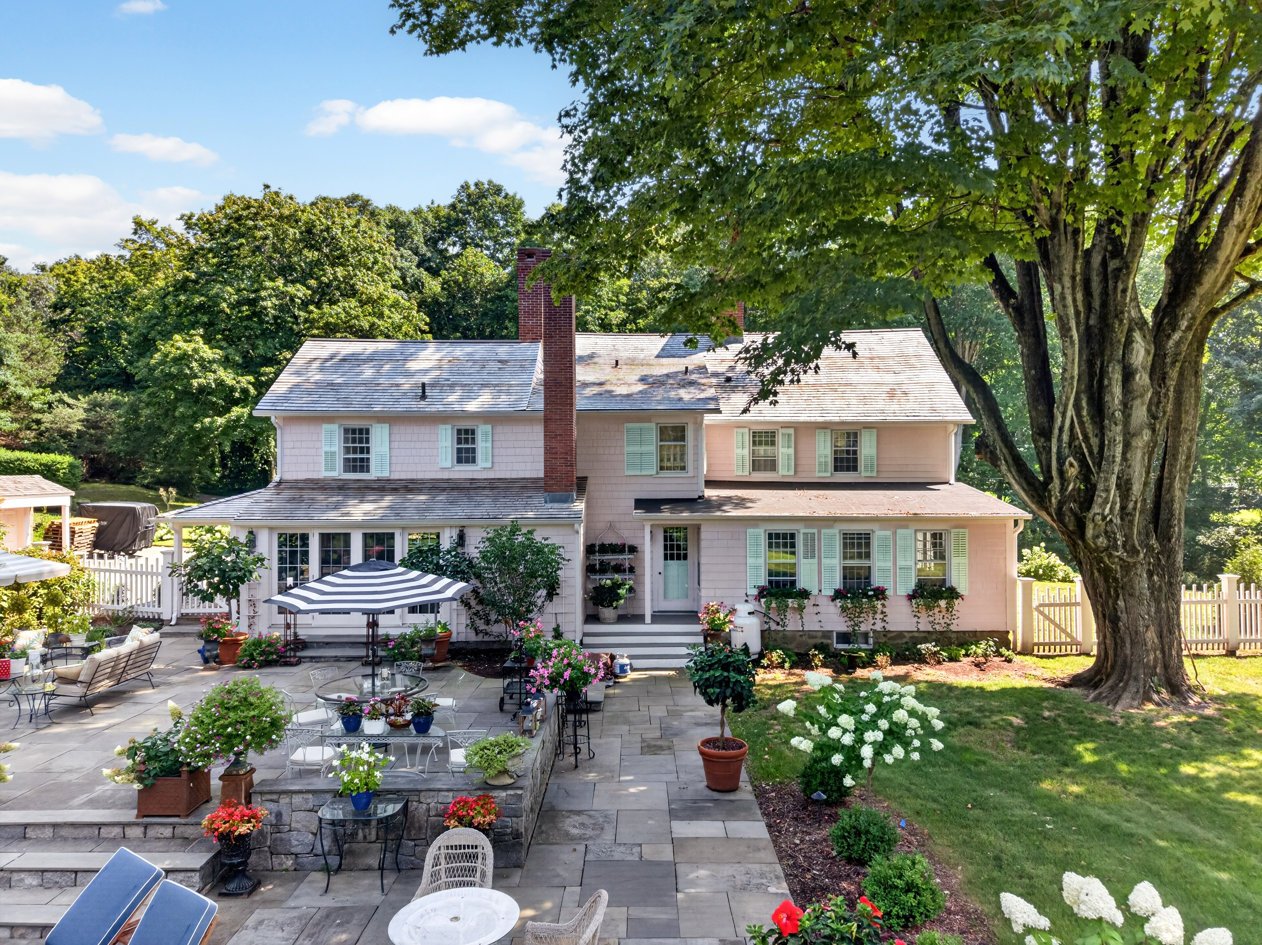  Elegant and Lovingly Maintained Antique Colonial - 物件實景