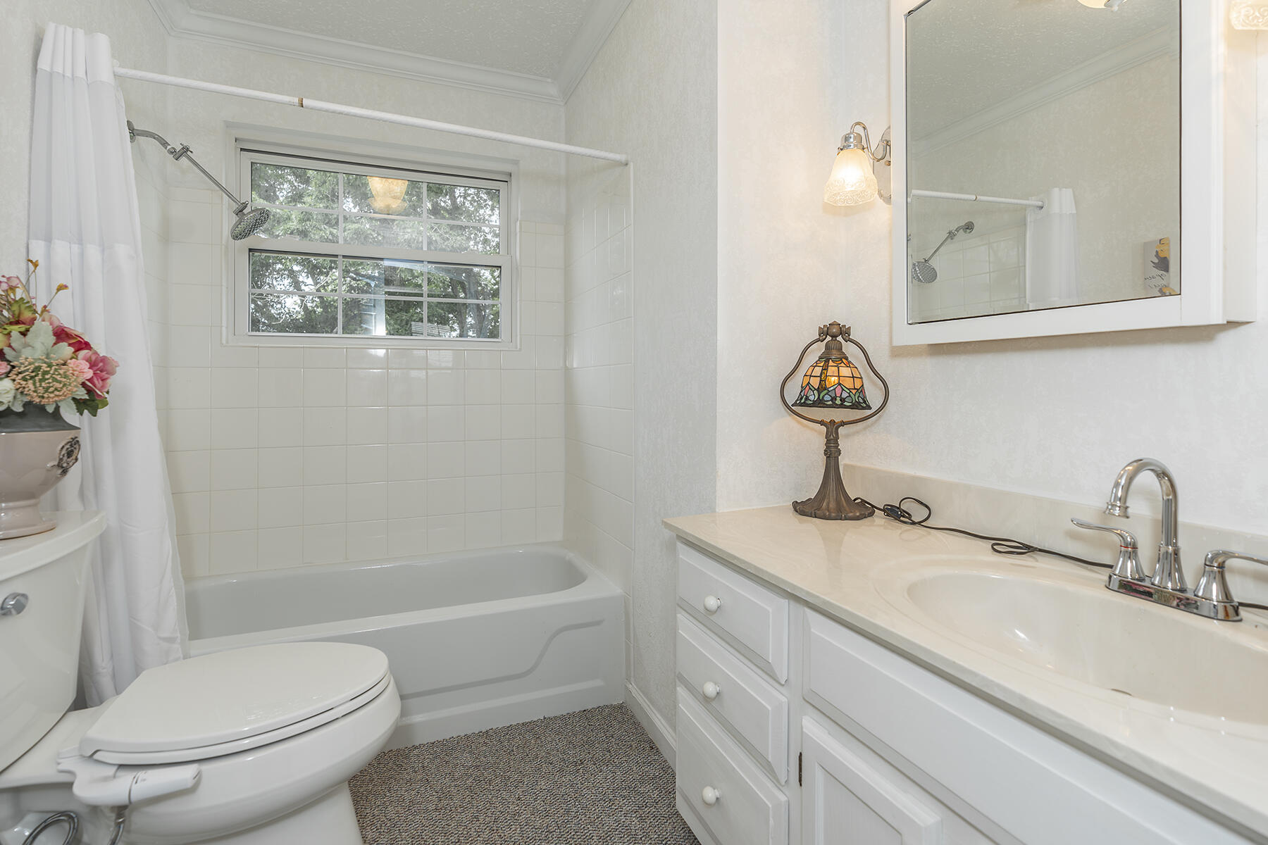 Jeffersonville, Kentucky, 40337, United States, 5 Bedrooms Bedrooms, ,4 BathroomsBathrooms,Residential,For Sale,1989610