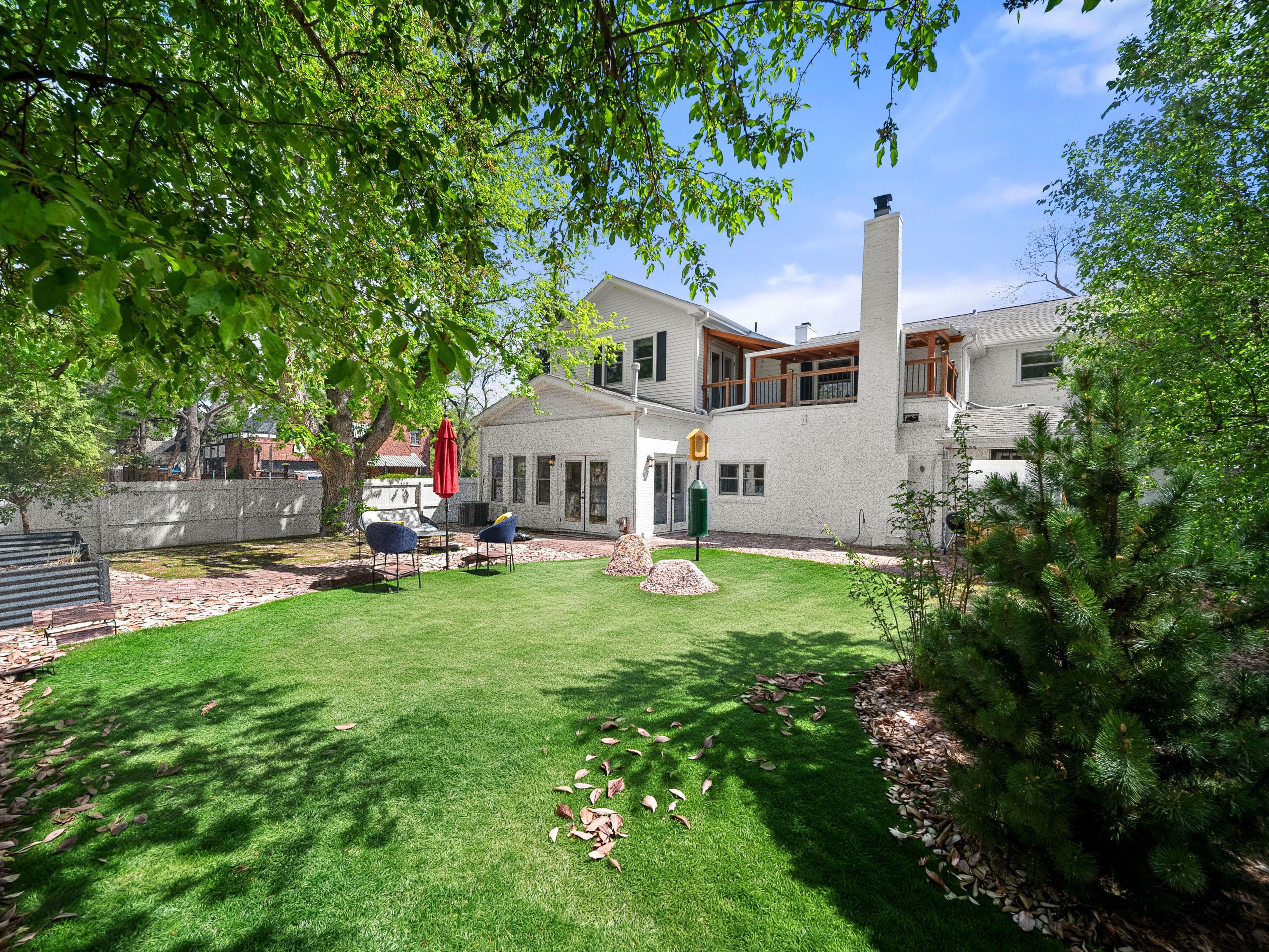  This Home Blends Historic Character with Modern Functionality - 物件實景