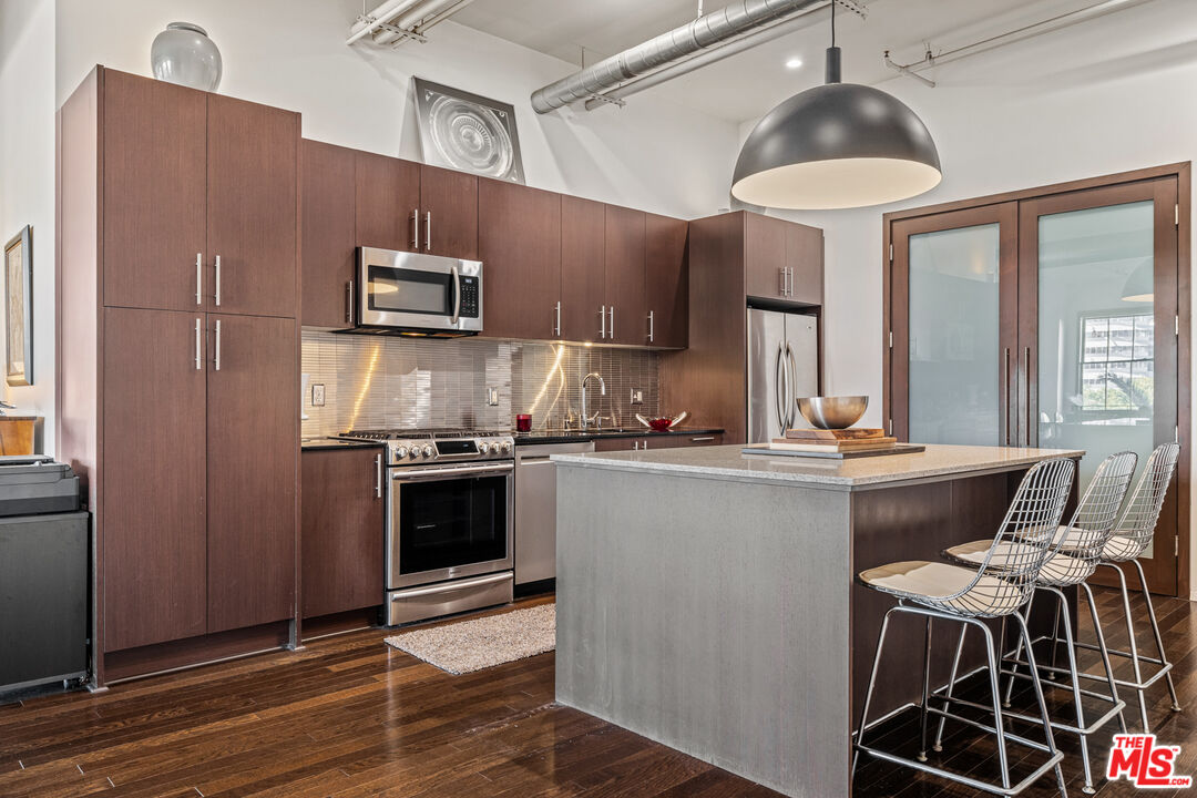 Los Angeles, California, 90028, United States, 2 Bedrooms Bedrooms, ,2 BathroomsBathrooms,Residential,For Sale,1827936