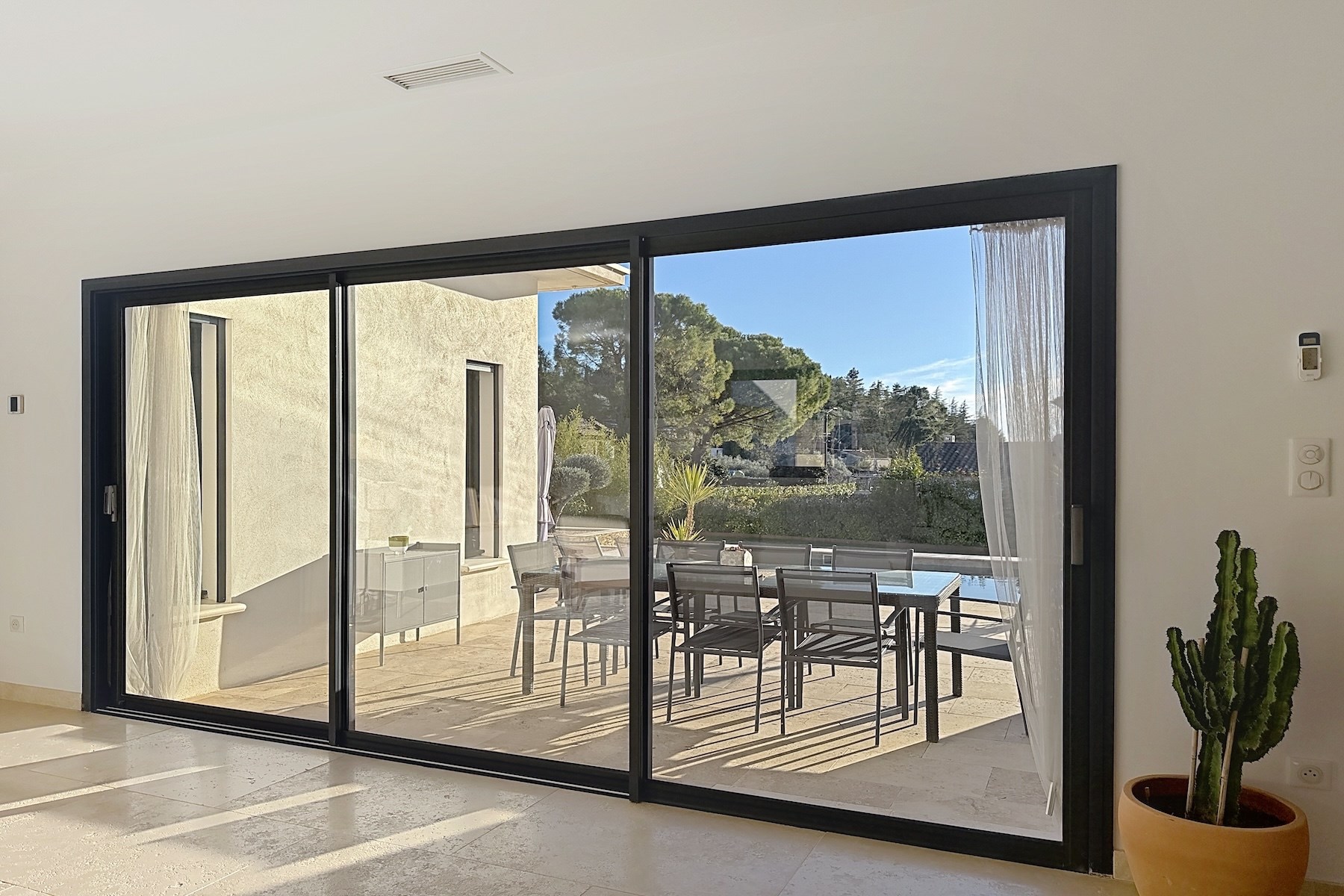  Elegant single-level contemporary villa with swimming pool and landscaped garde… - 物件實景