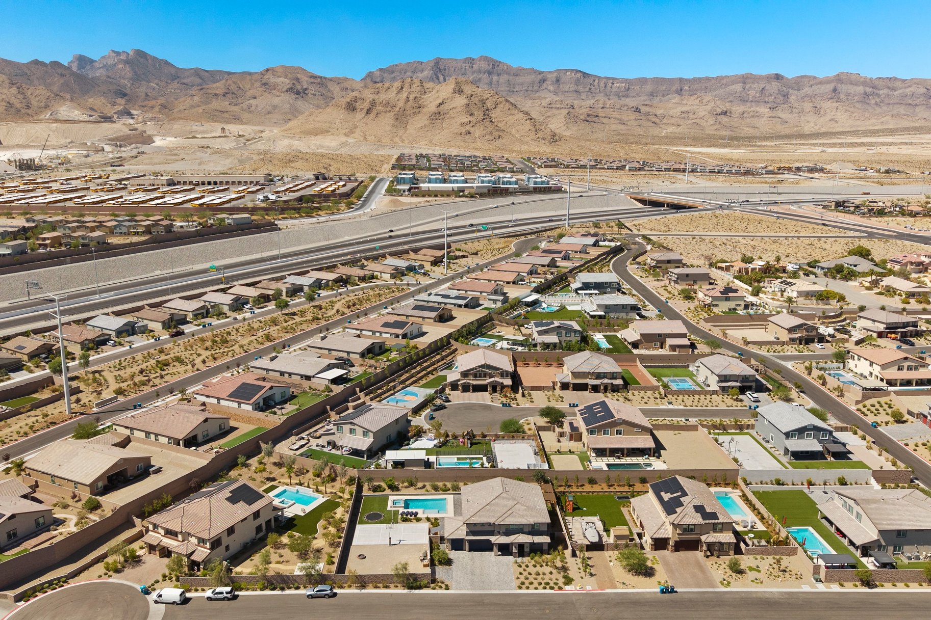  Almost Half Acre With RV Parking - 物件實景