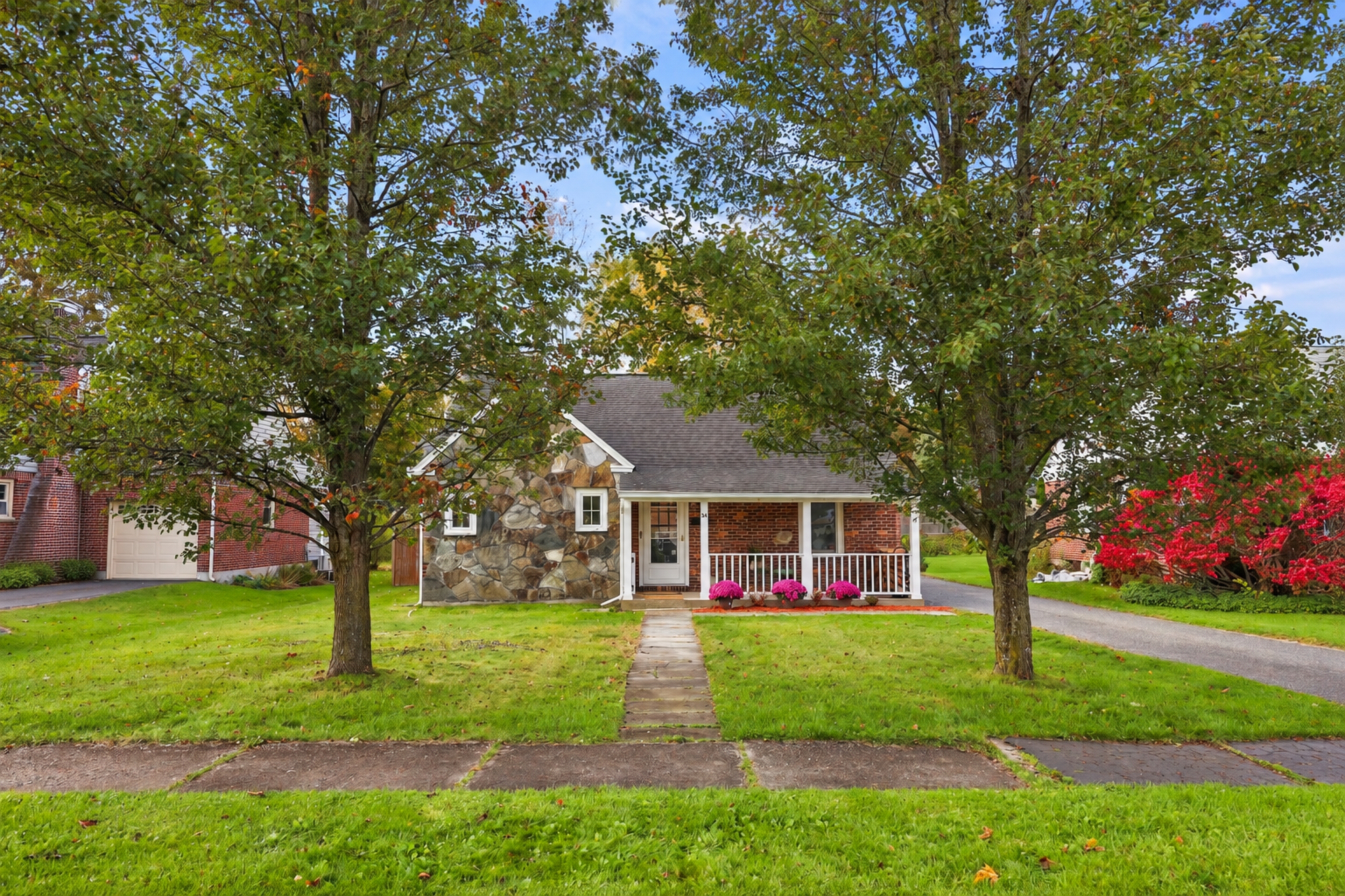  Charming New England Brick Beauty - 物件實景