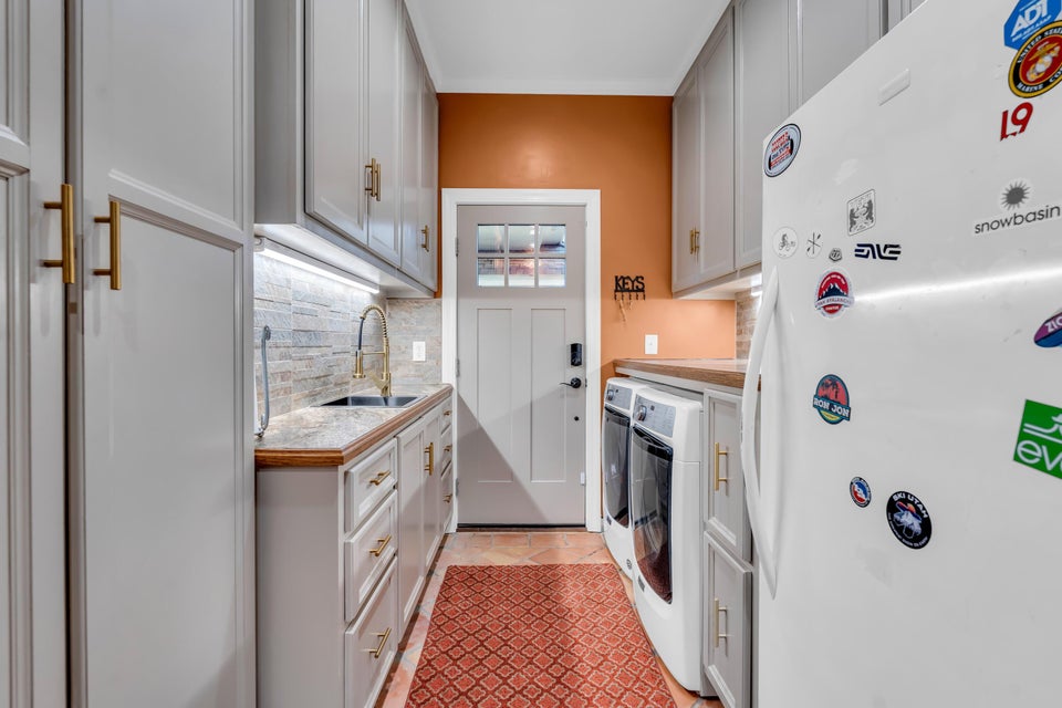 Columbus, Mississippi, 39705, United States, 4 Bedrooms Bedrooms, ,4 BathroomsBathrooms,Residential,For Sale,1976327