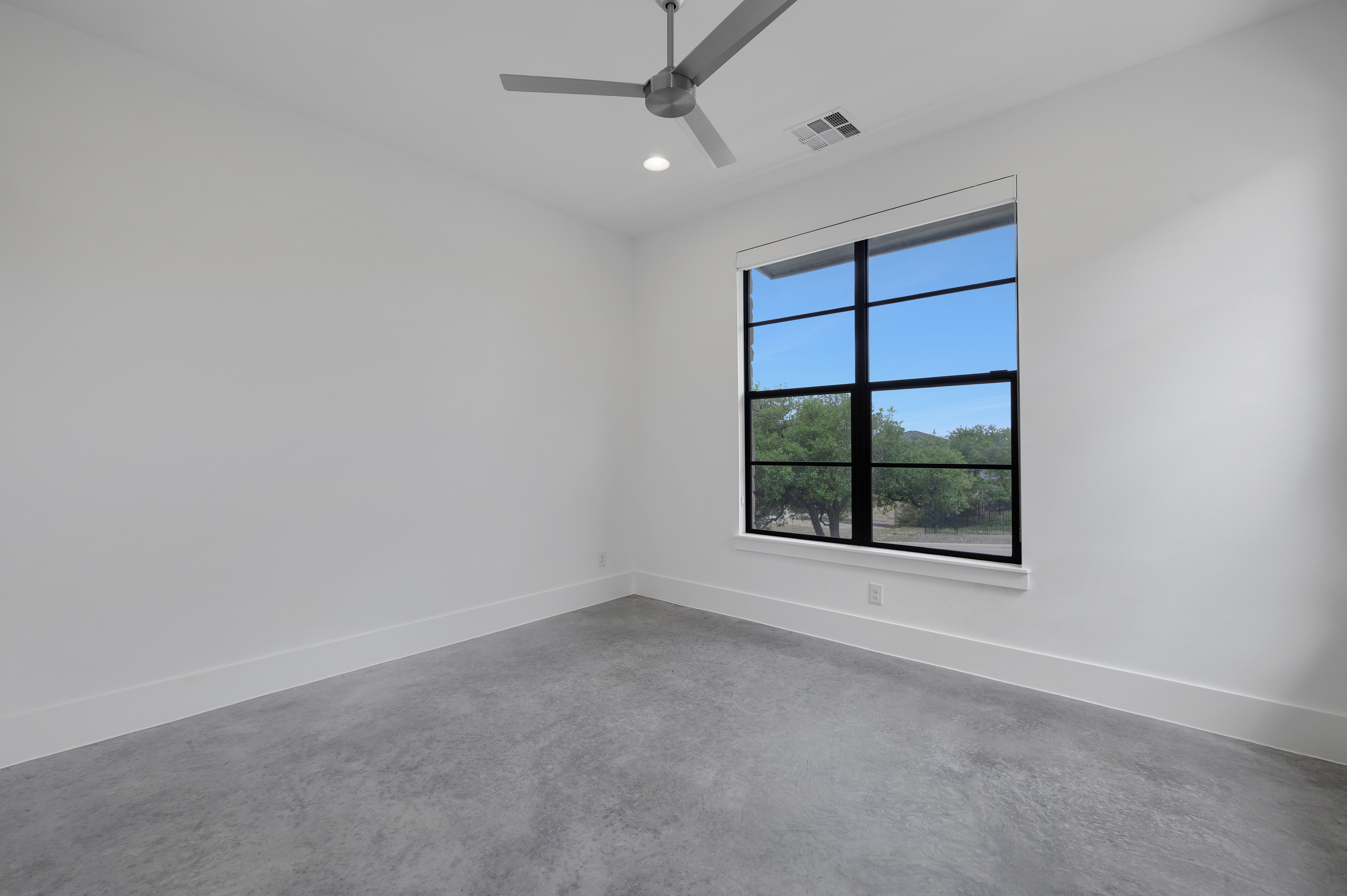  Custom Contemporary with Designer Finishes - 物件實景