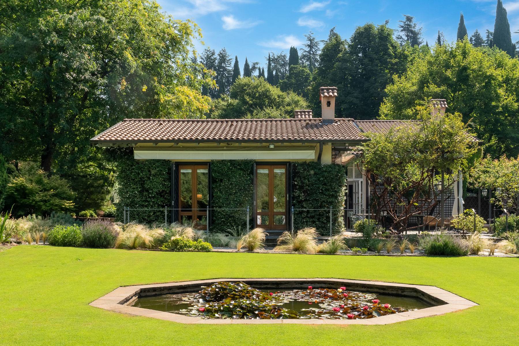  Prestigious residence with a magnificent landscaped garden. - 物件實景