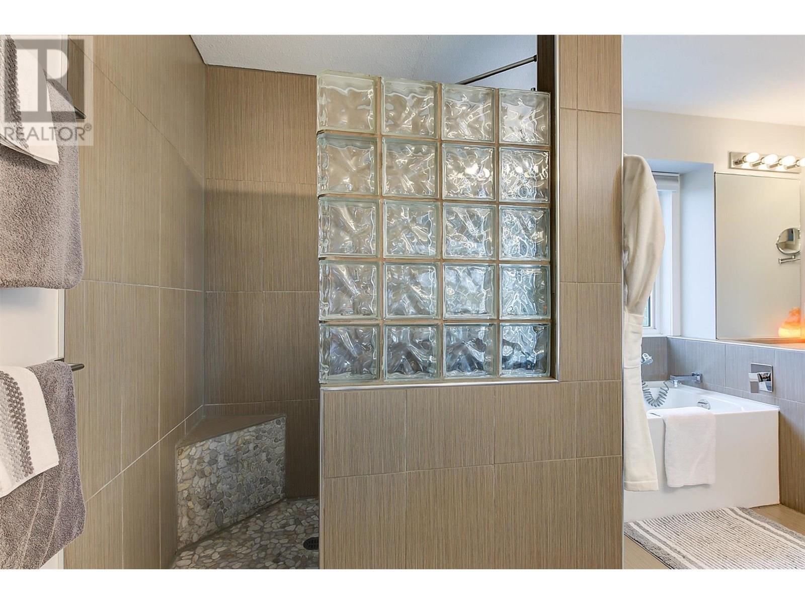 KELOWNA, British Columbia, V1V 2G6, CA, 5 Bedrooms Bedrooms, ,4 BathroomsBathrooms,Residential,For Sale,1838438