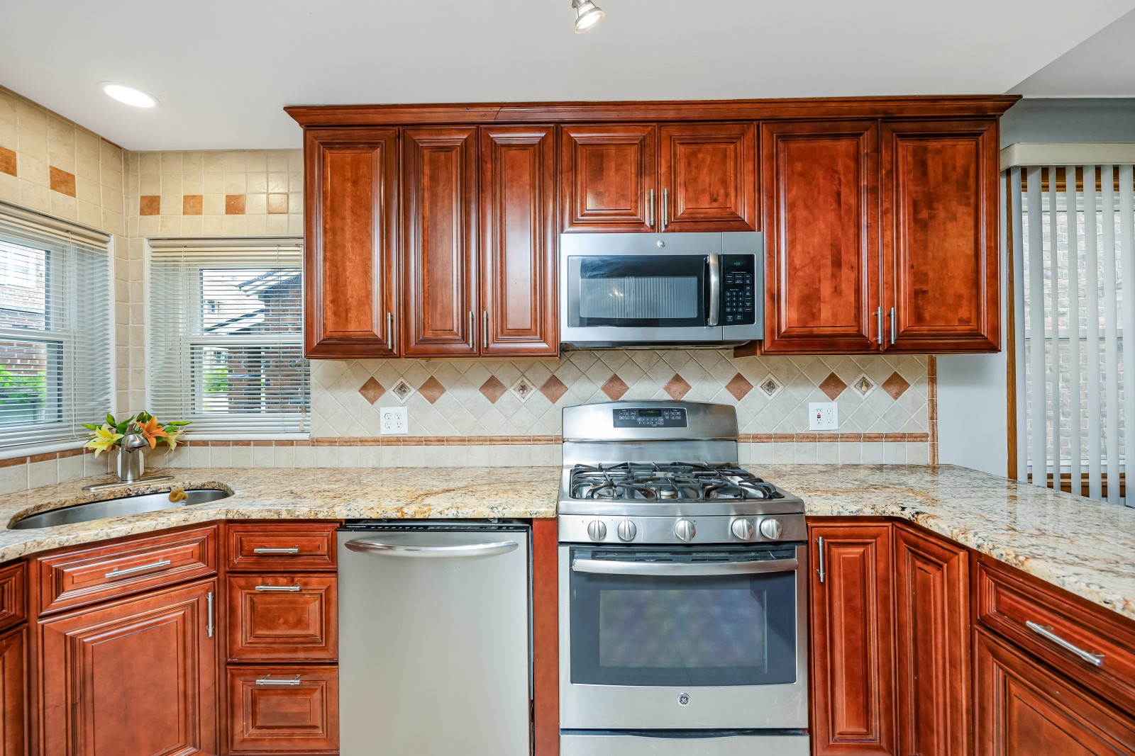 Middle Village, New York, 11379, United States, 3 Bedrooms Bedrooms, ,2 BathroomsBathrooms,Residential,For Sale,1933512