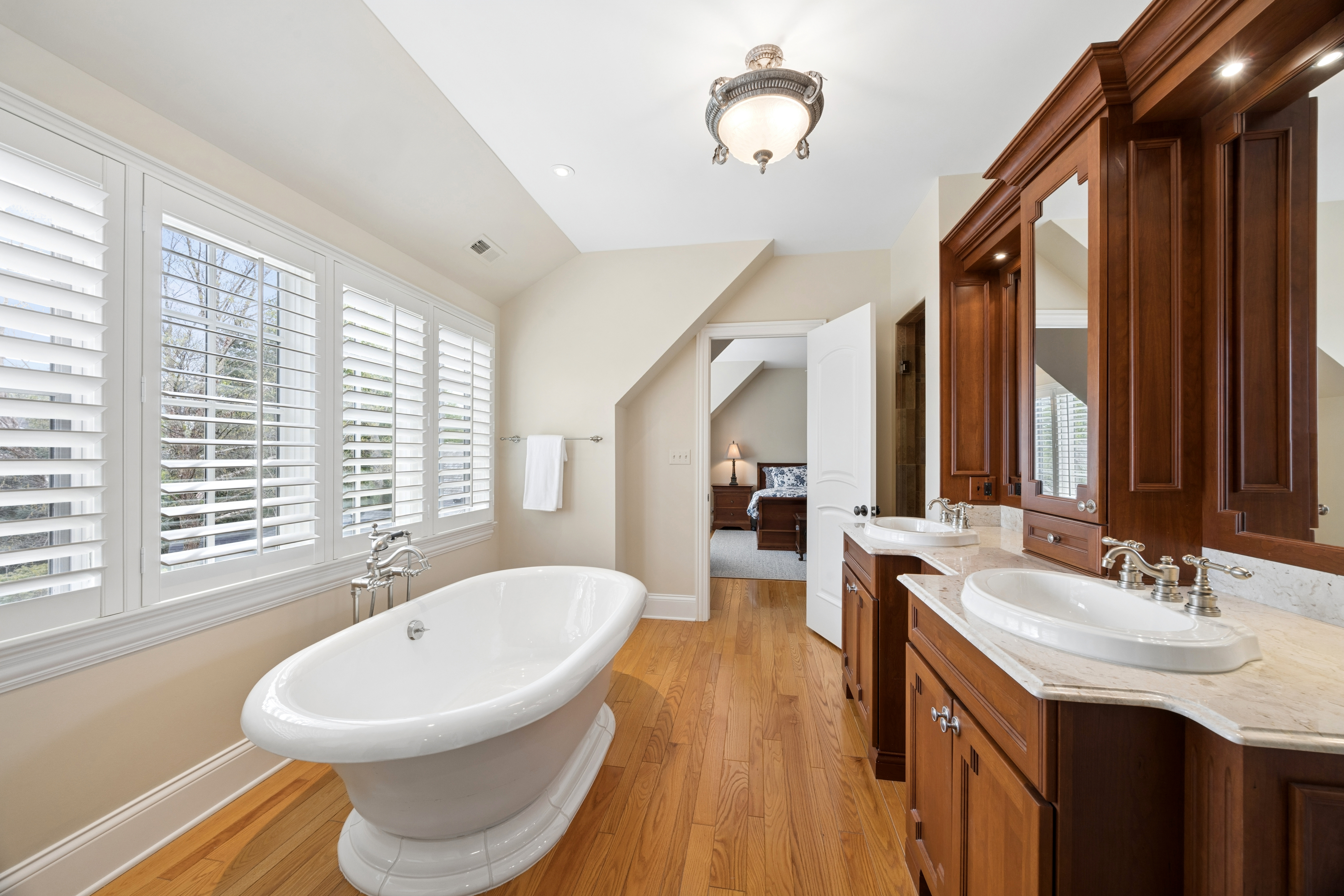  Impressive Cedar and Sstone Home in A+ Sought After Location - 物件實景