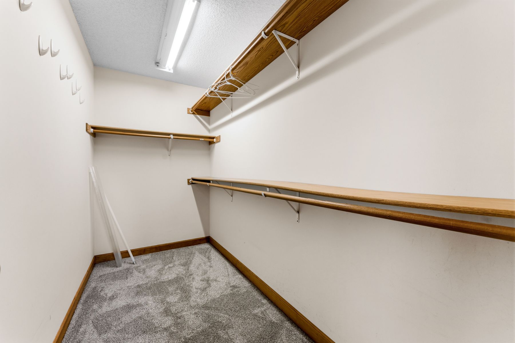  Updated Modified Two-Story on a Spacious Corner Lot - 物件實景