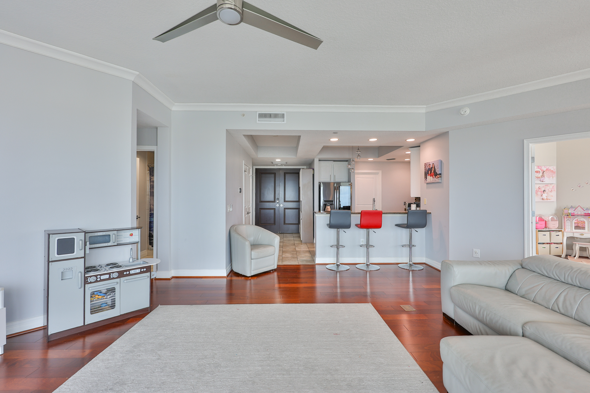 Tampa, Florida, 33602, United States, 3 Bedrooms Bedrooms, ,3 BathroomsBathrooms,Residential,For Sale,1982527