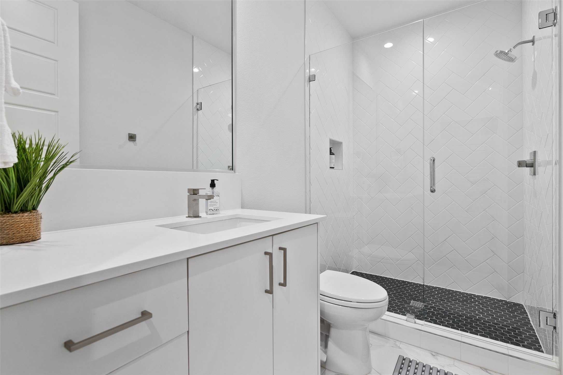 Dallas, Texas, 75204, United States, 8 Bedrooms Bedrooms, ,8 BathroomsBathrooms,Residential,For Sale,1983760