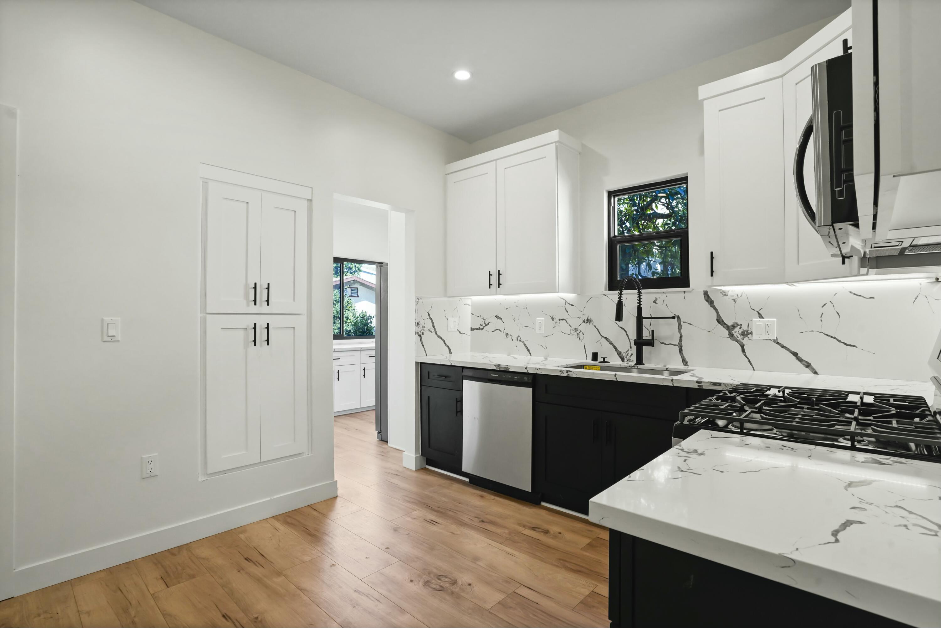 Los Angeles, California, 90007, United States, 5 Bedrooms Bedrooms, ,3 BathroomsBathrooms,Residential,For Sale,1979563