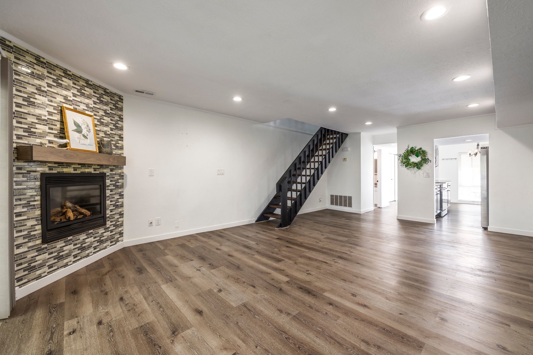  End-Unit Townhome with Updates Throughout - 物件實景