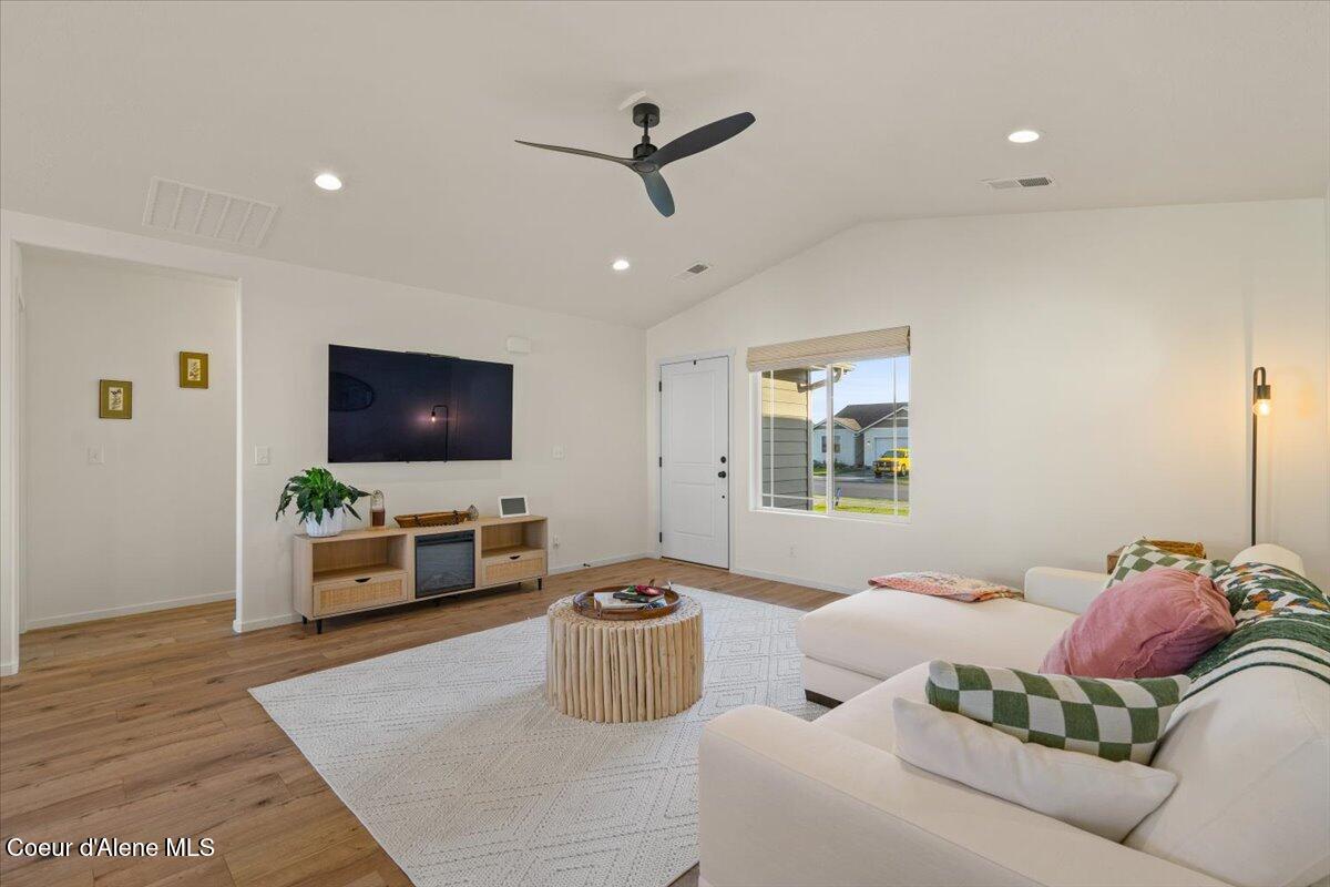 Hayden, Idaho, 83835, United States, 3 Bedrooms Bedrooms, ,2 BathroomsBathrooms,Residential,For Sale,1990456