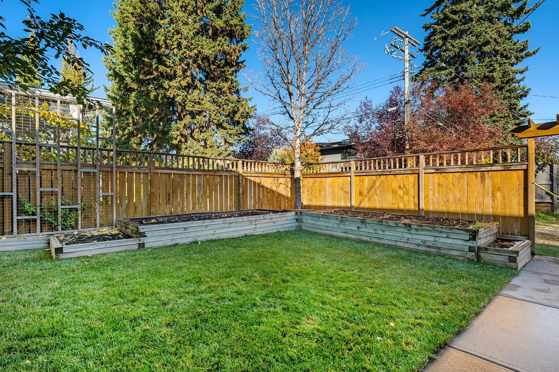  6526 Laurentian Way SW - 物件實景