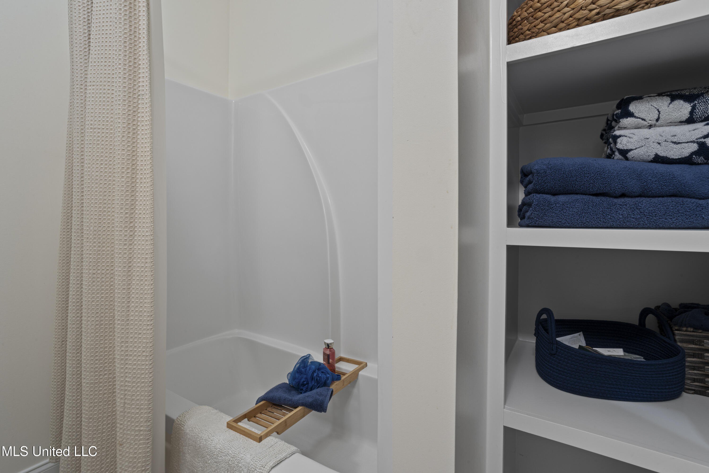 Biloxi, Mississippi, 39532, United States, 3 Bedrooms Bedrooms, ,2 BathroomsBathrooms,Residential,For Sale,1977192