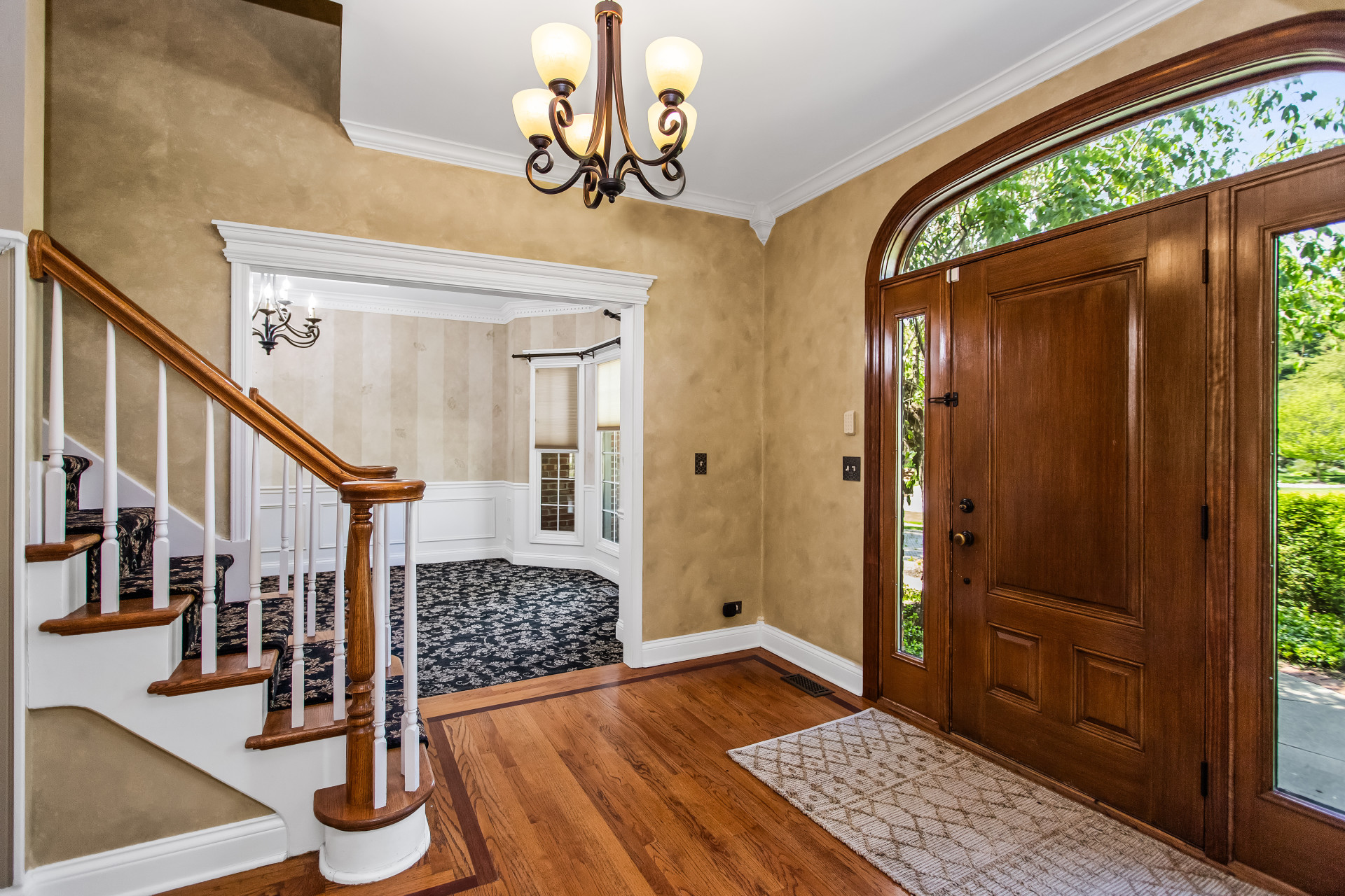  Stunning Corner Lot Brick and Cedar Georgian Estate - 物件實景