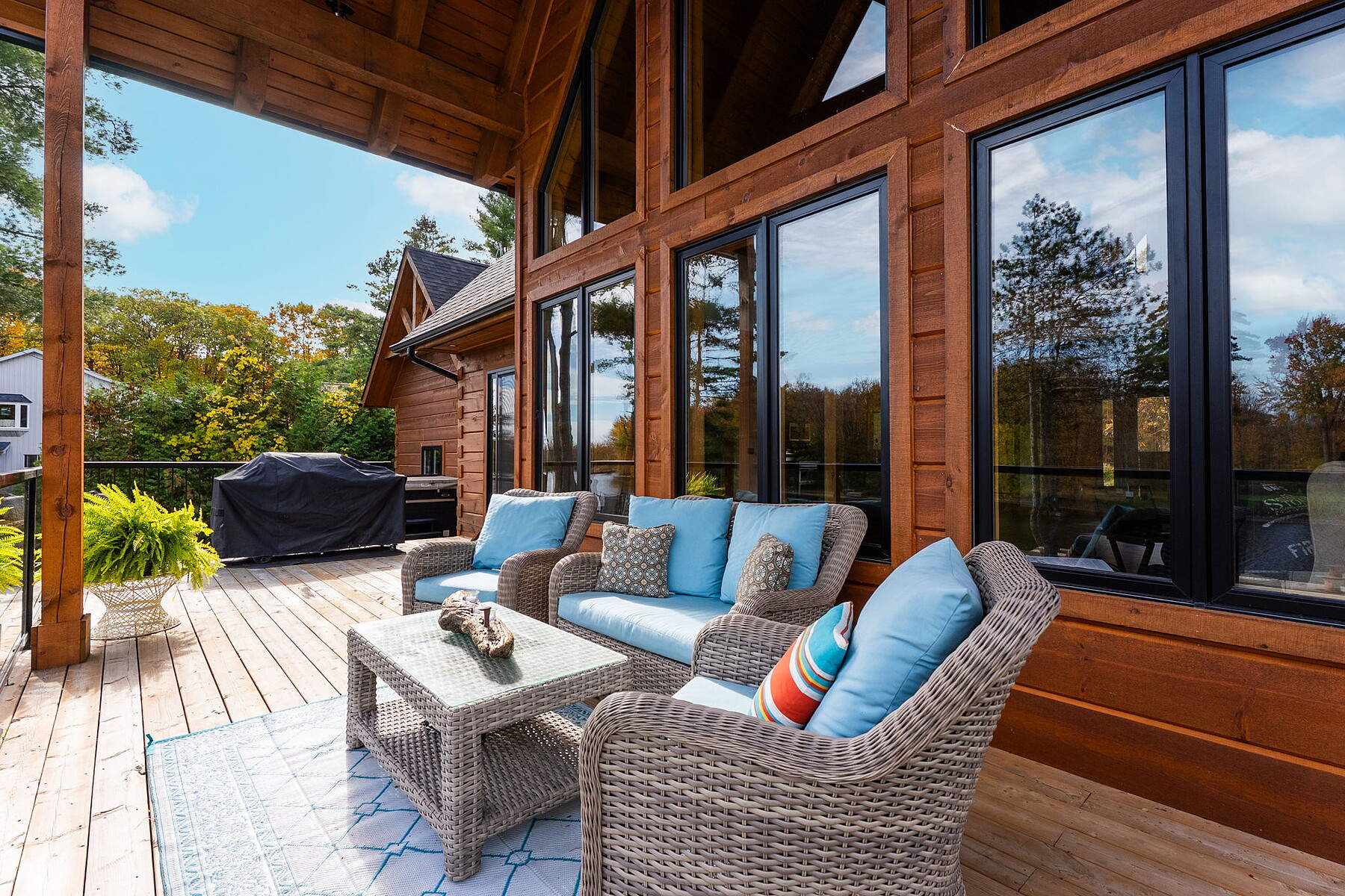 Inviting Waterfront Log Home - 物件實景