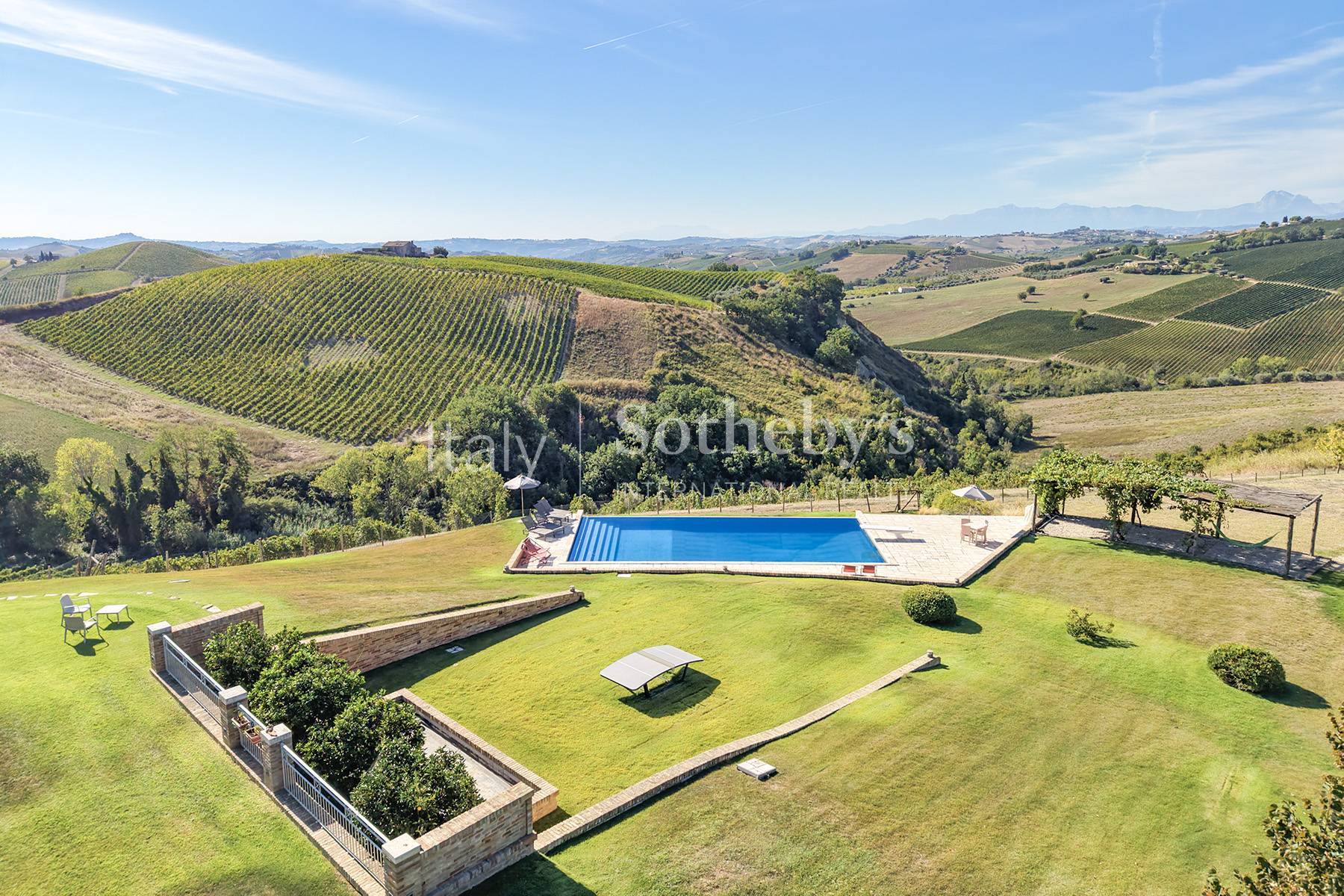  Country estate with vineyards and pool in Le Marche - 物件實景