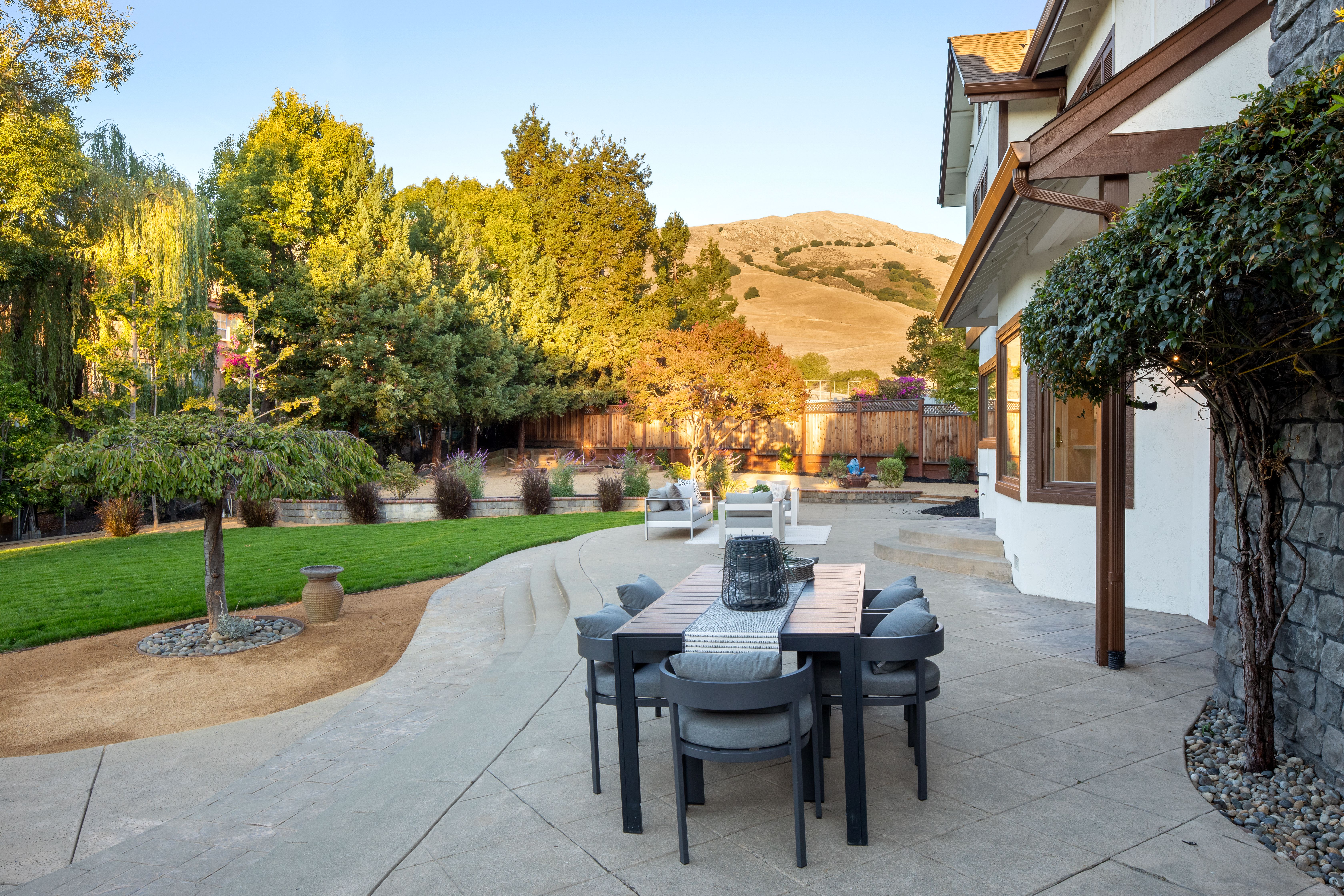  Grand Tudor Estate Offering Luxury Living in Gated Vineyard Heights - 物件實景