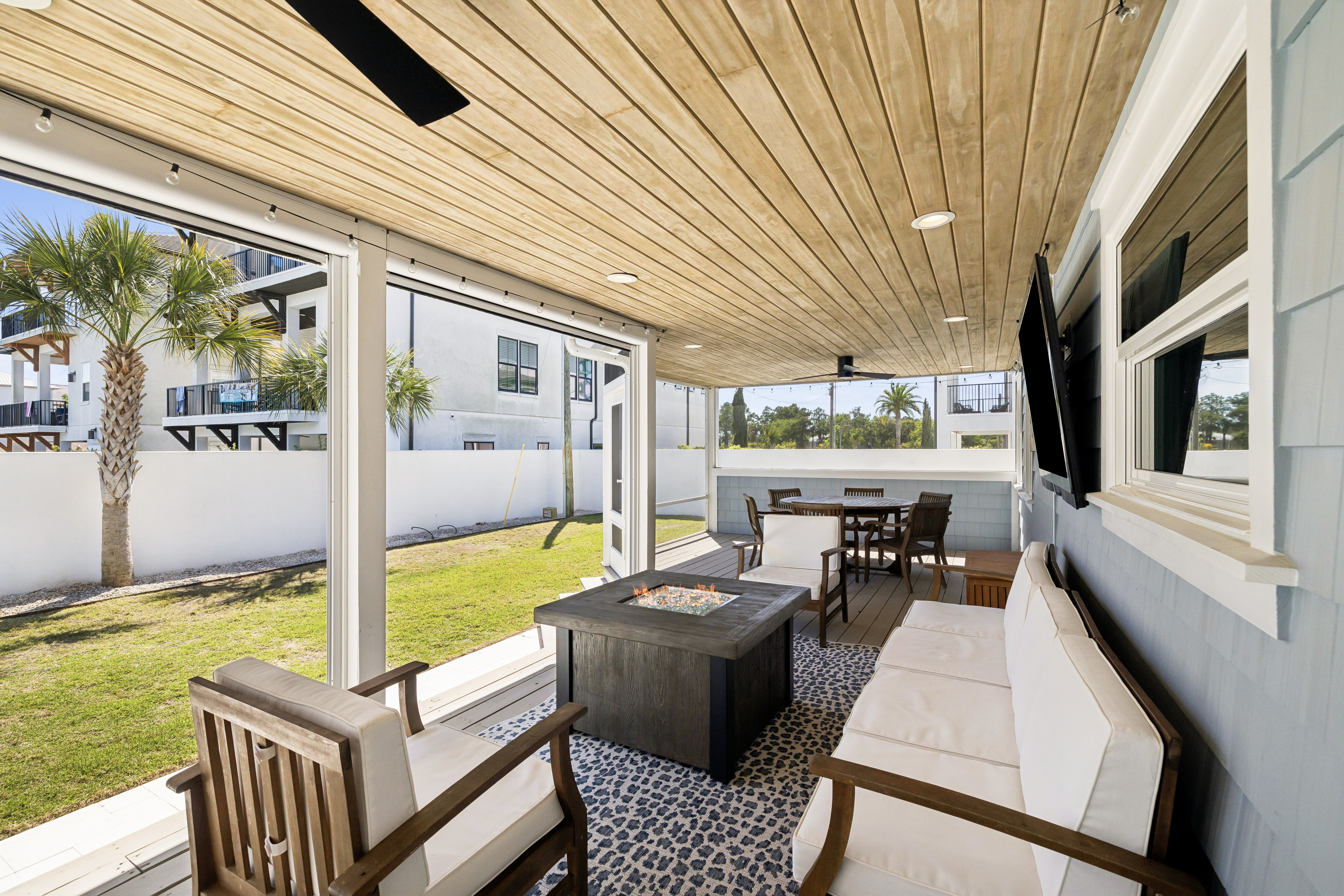  Completely Renovated Home On Half-Acre Lot Near Gulf Place - 物件實景