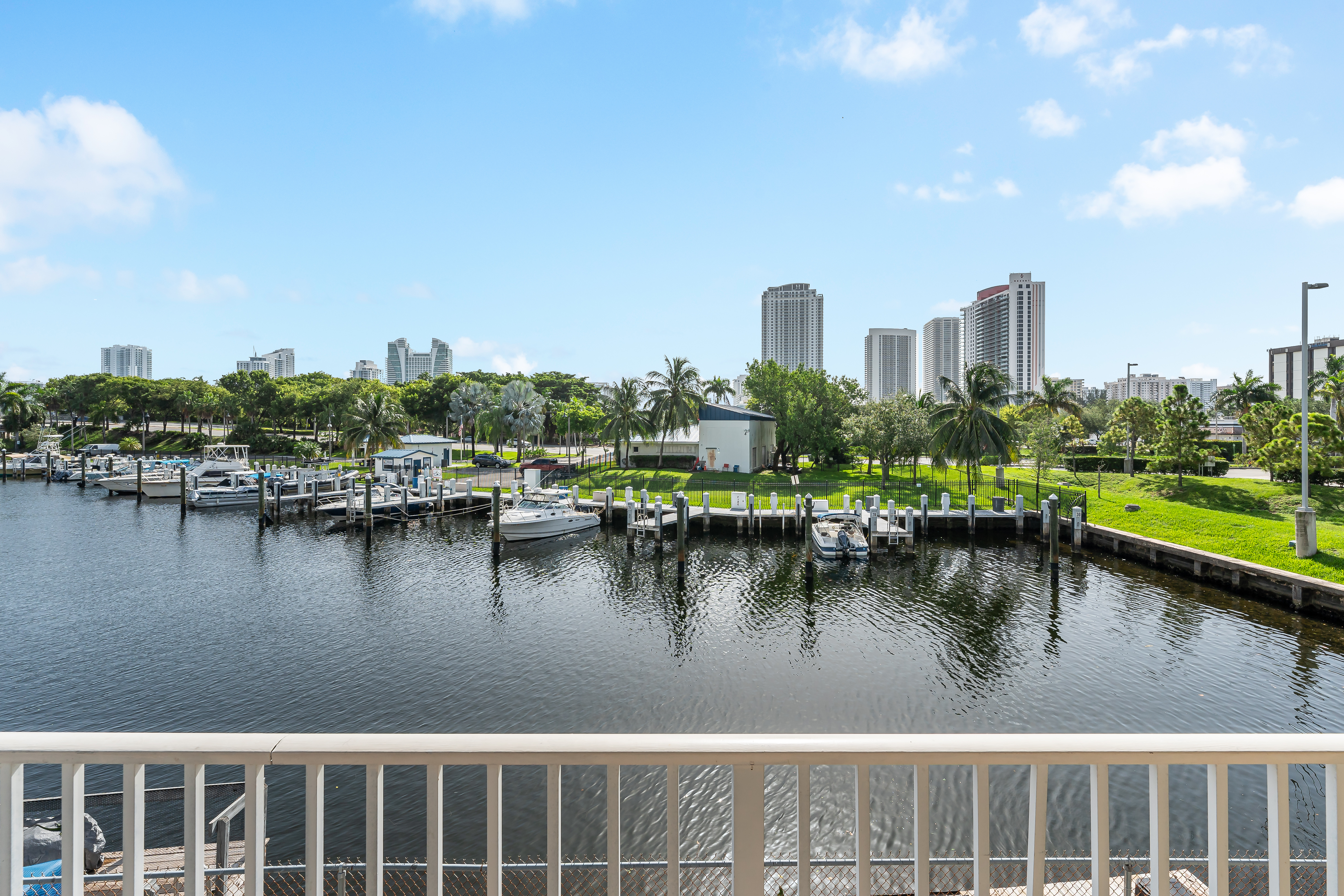  26 Diplomat Pkwy, Hallandale Beach, FL, 33009 - 物件實景