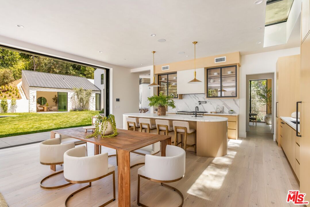 Los Angeles, California, 90049, United States, 5 Bedrooms Bedrooms, ,3 BathroomsBathrooms,Residential,For Sale,1839044