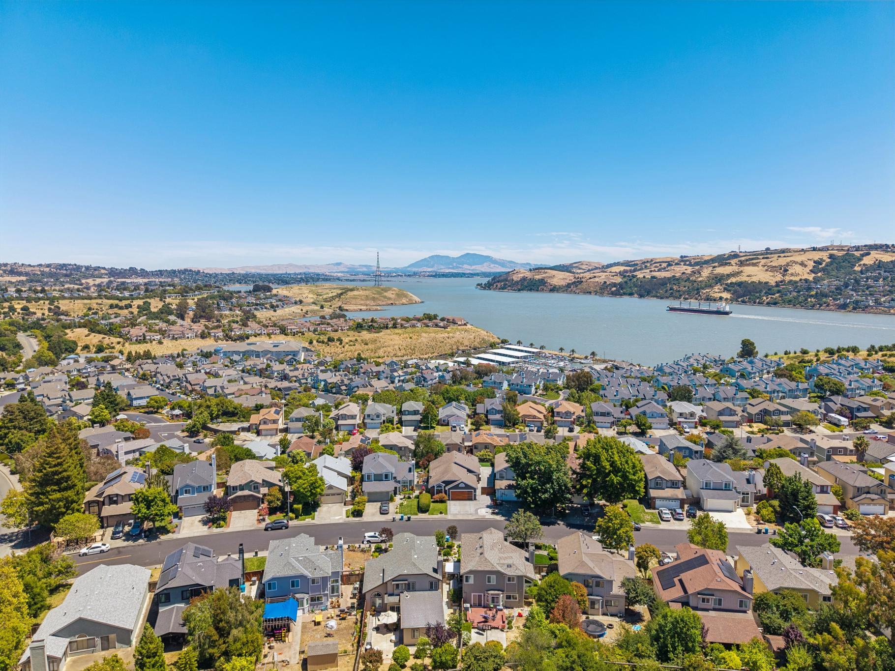  Beautifully Updated Home with Stunning Water Views - 物件實景