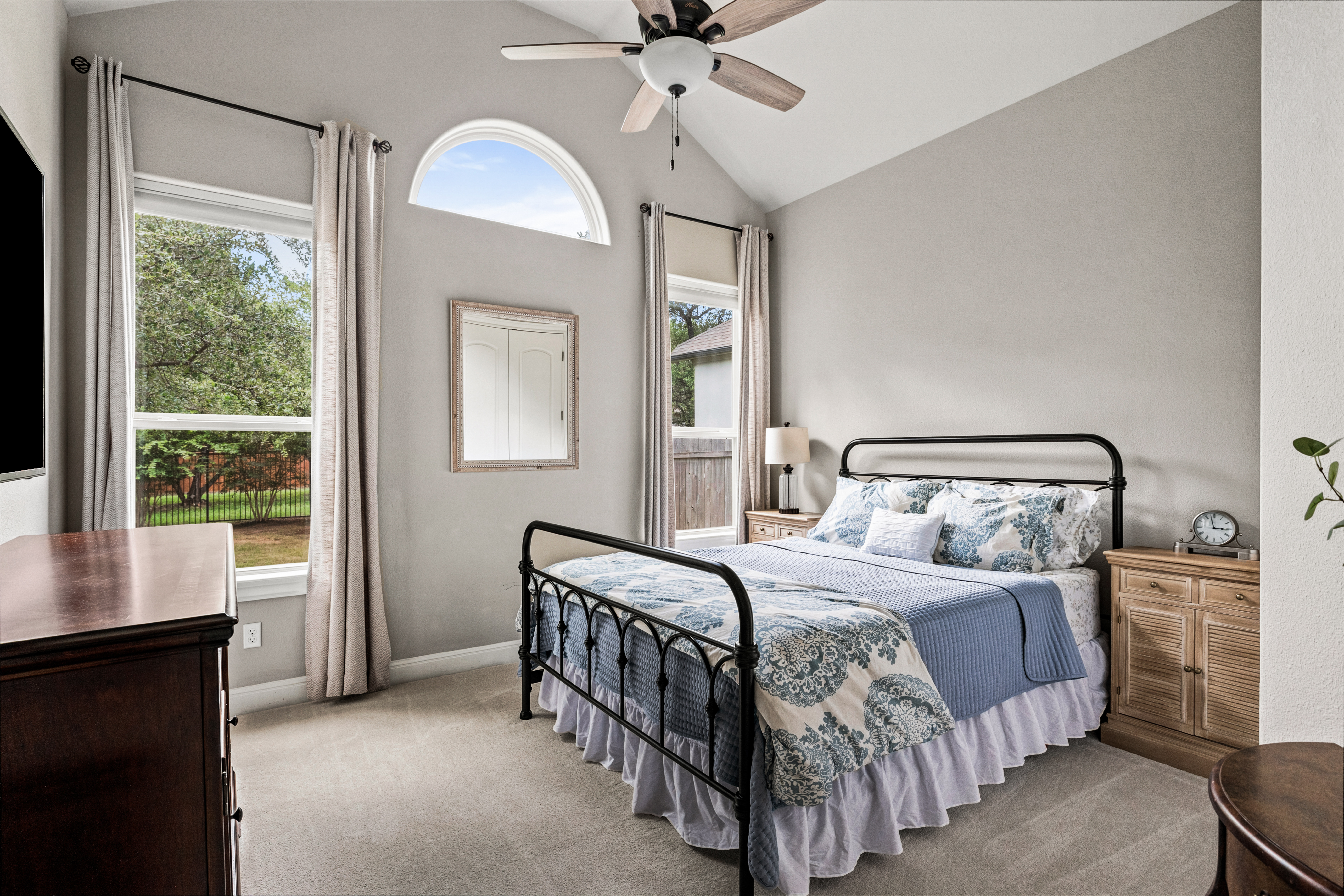  Private Greenbelt Retreat with Dual Main-Floor Suites - 物件實景