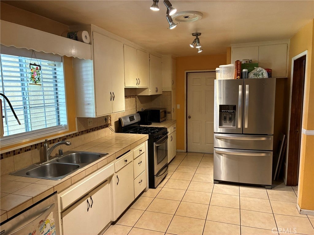 San Bernardino, California, 92407, United States, 4 Bedrooms Bedrooms, ,2 BathroomsBathrooms,Residential,For Sale,1979042