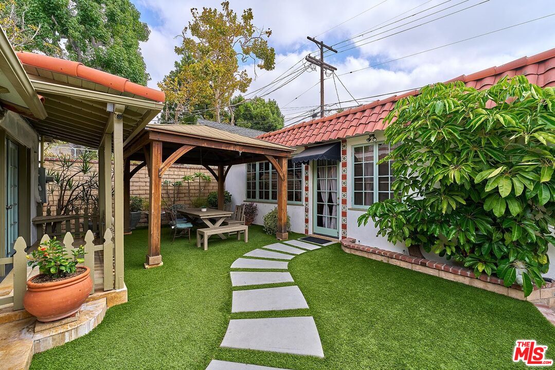 Los Angeles, California, 90004, United States, 4 Bedrooms Bedrooms, ,3 BathroomsBathrooms,Residential,For Sale,1876401