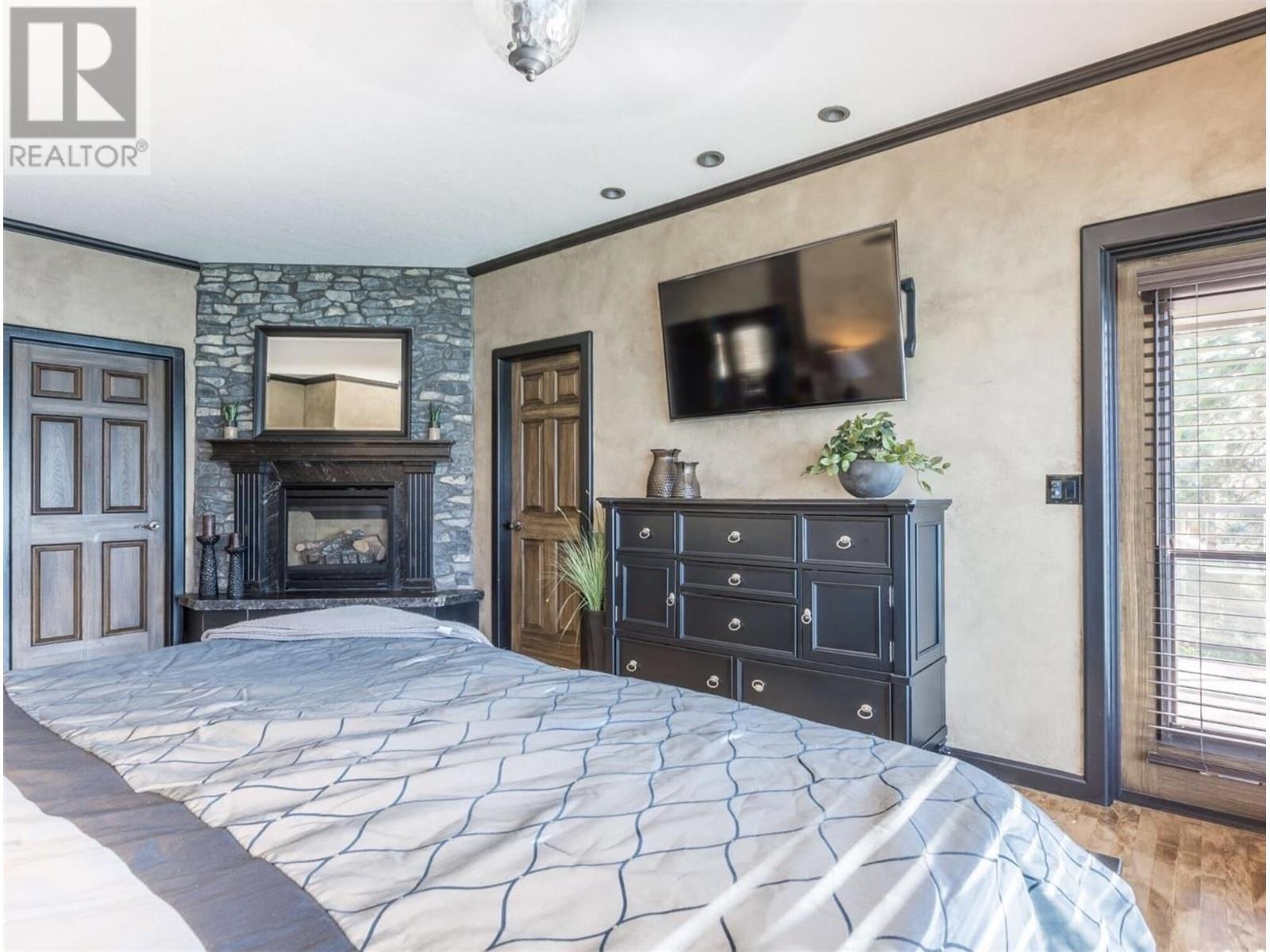 COLDSTREAM, British Columbia, V1B 2E1, CA, 10 Bedrooms Bedrooms, ,8 BathroomsBathrooms,Residential,For Sale,1948334