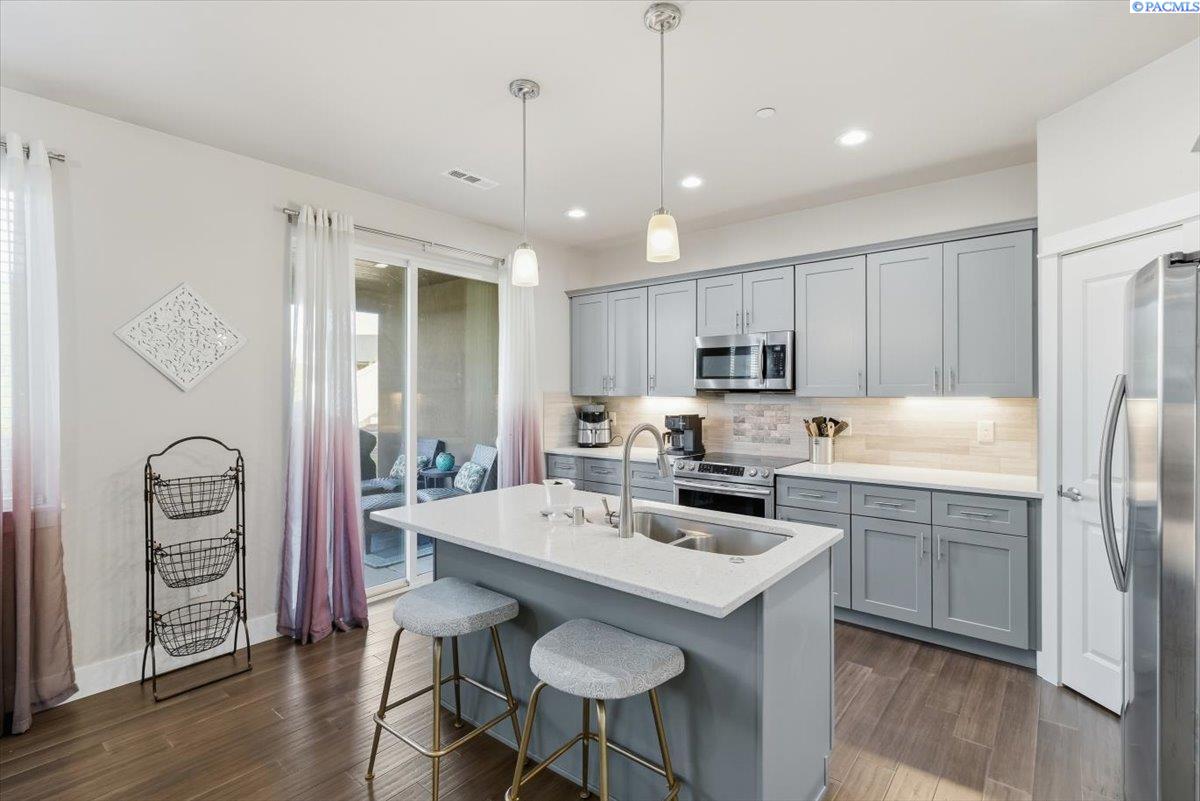 Richland, Washington, 99352, United States, 3 Bedrooms Bedrooms, ,2 BathroomsBathrooms,Residential,For Sale,1991630