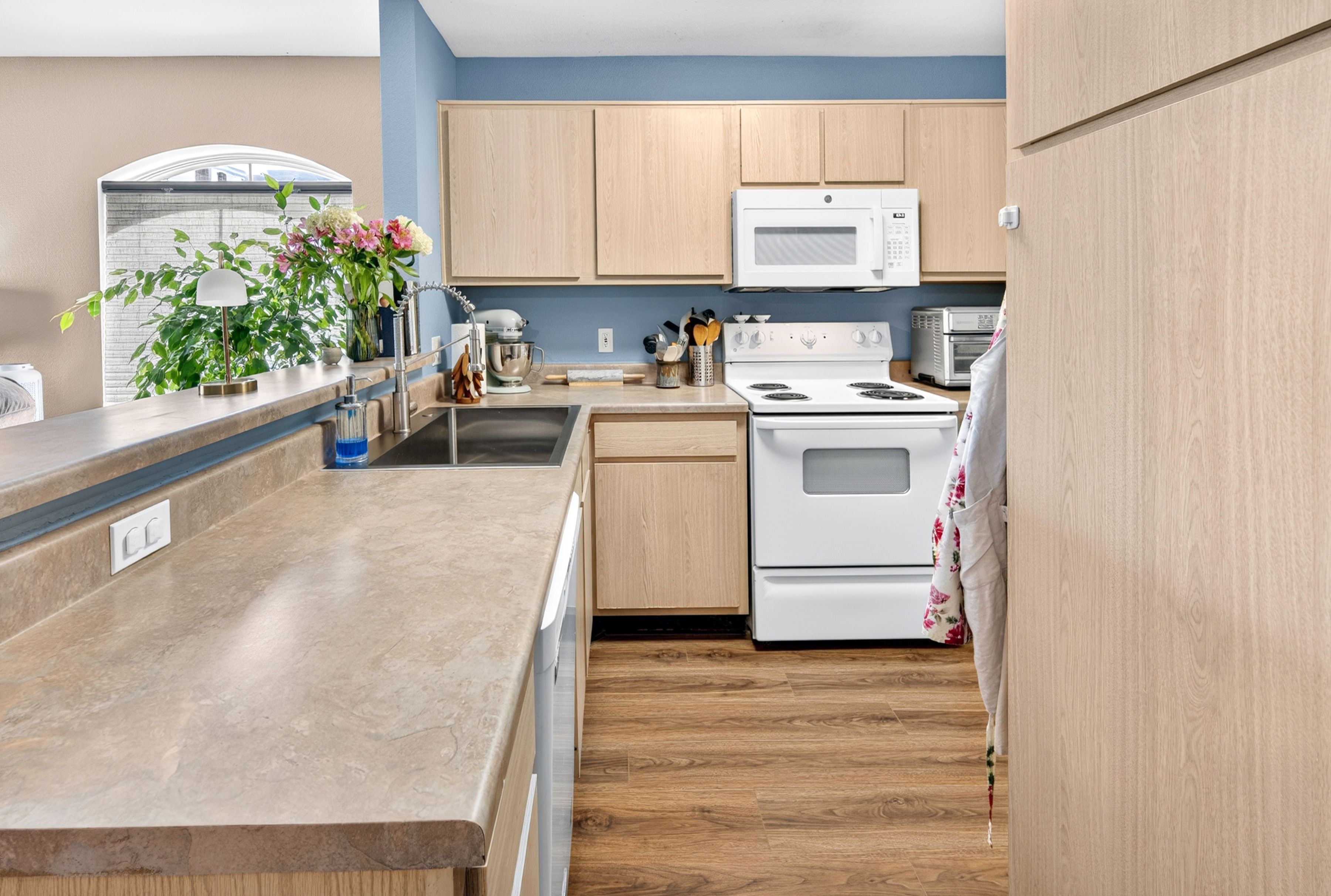  Sun-Drenched, Top-Floor End-Unit Condominium in the Heart of Central Boulder - 物件實景