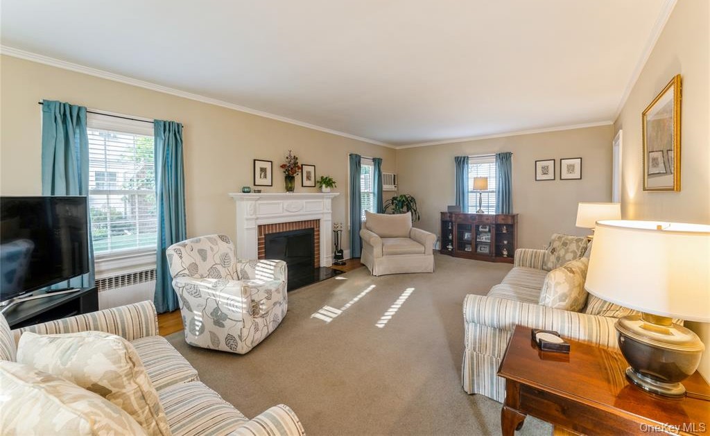Floral Park, New York, 11001, United States, 3 Bedrooms Bedrooms, ,2 BathroomsBathrooms,Residential,For Sale,1928051